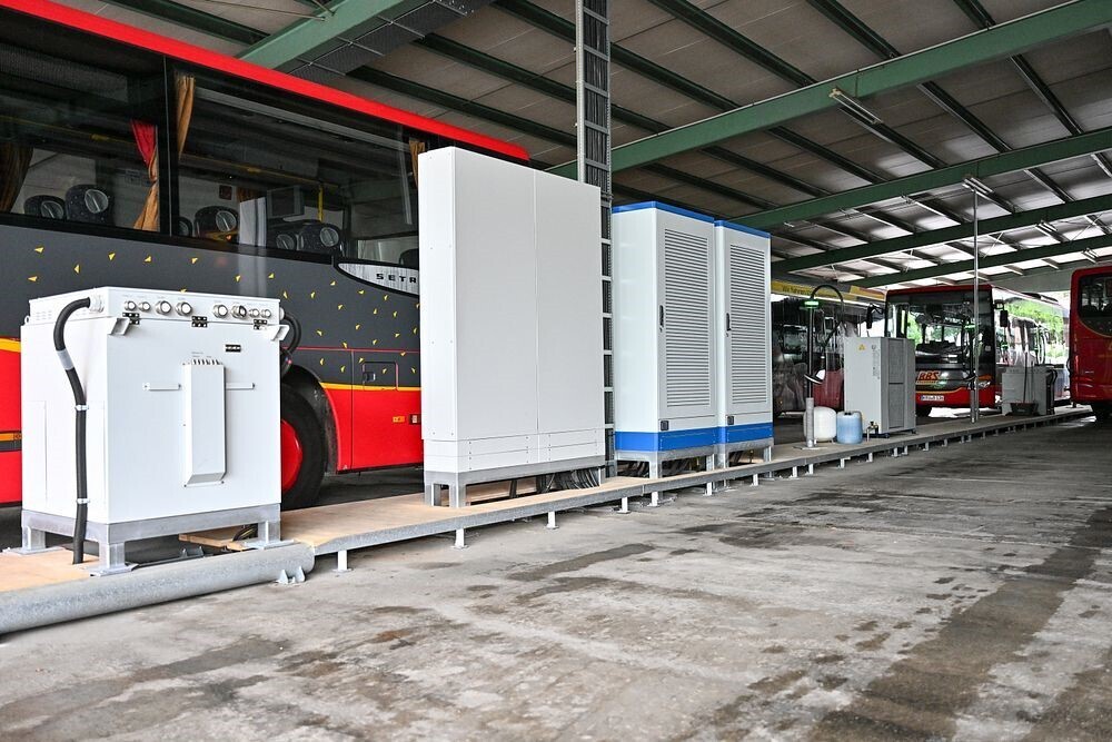 An den so genannten DC-Cubes (vorne im Bild) wird die Ladeleistung bis bis zu 200 kW pro Ladepunkt bereit gestellt. Fotoquelle: LEW
