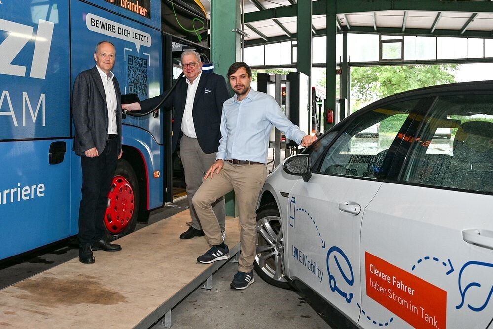 v.l.n.r. Dirk Weissensee, Leiter Anlagenbau und Betrieb im Bereich Energielösungen B2B bei LEW, Josef Brandner, Geschäftsführer der Brandner Bus Schwaben Verkehrs GmbH und Manuel Holzmann, Assetmanager E-Mobility bei LEW. Fotoquelle: LEW