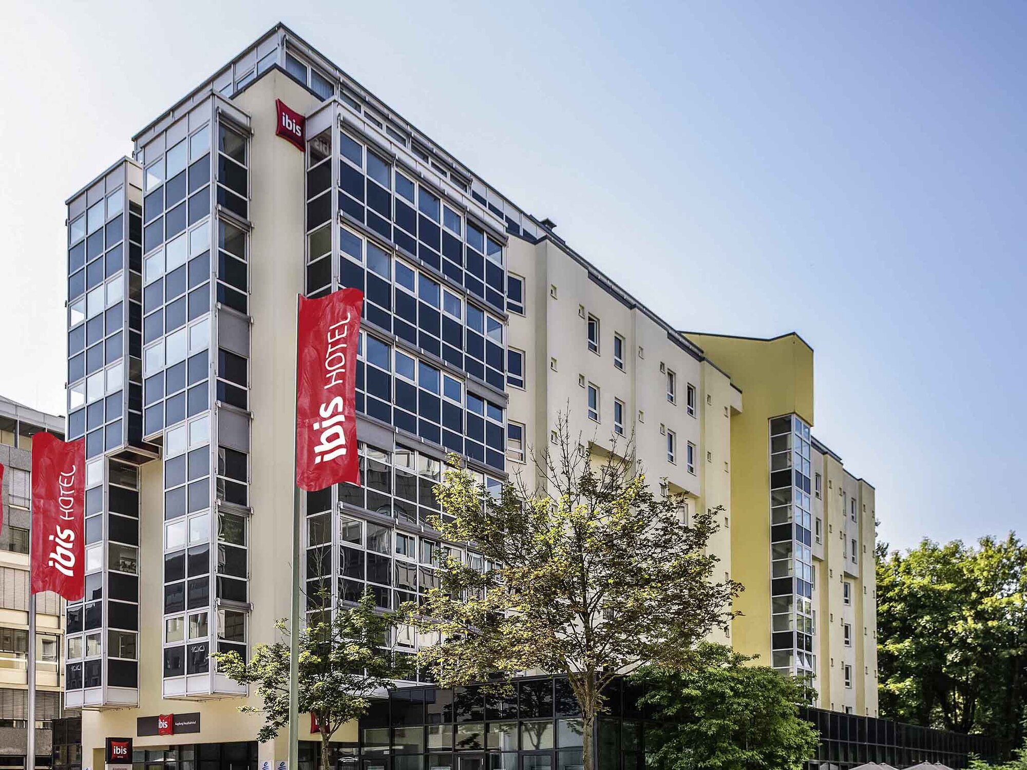 Das IBIS Hotel am Augsburger Hauptbahnhof wird zu greet by Accor. Foto: Accor Ibis Hotel Augsburg