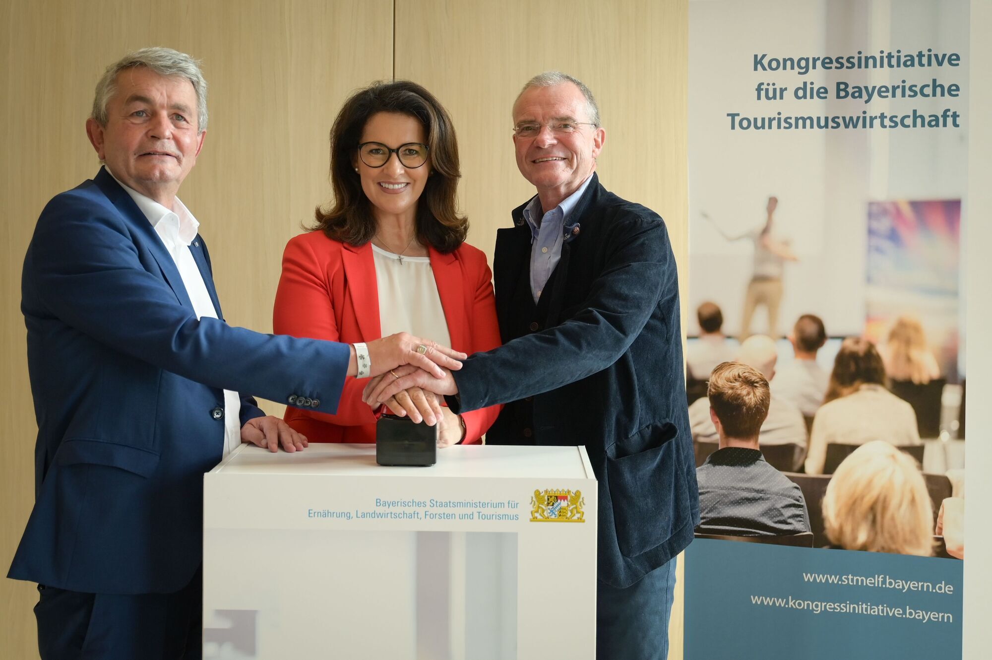 Staatsministerin Michaela Kaniber gibt gemeinsam mit Bertram Brossardt (1.v.li., Hauptgeschäftsführer vbw Bayern) und Wolfgang K