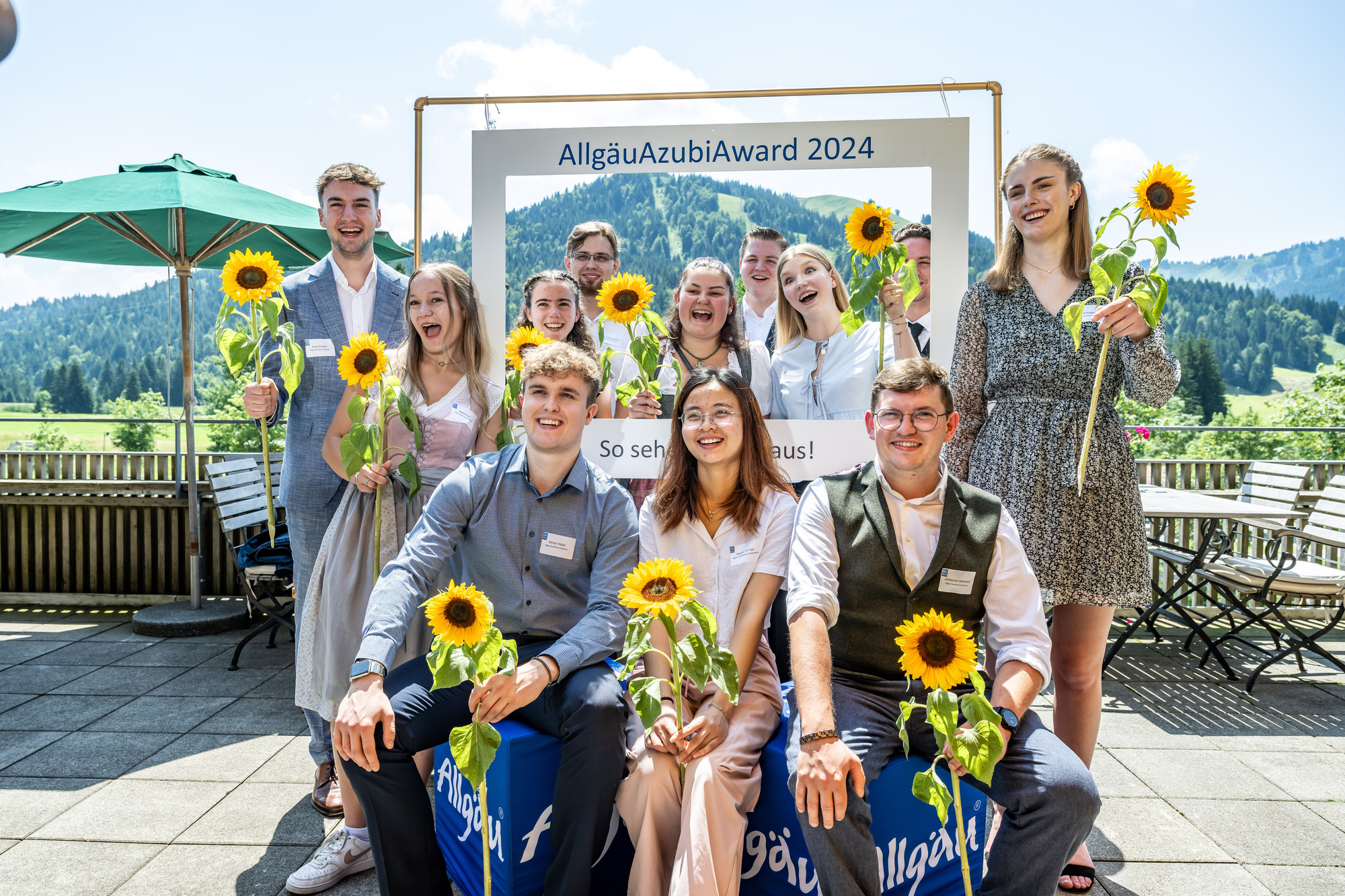 Das sind die diesjährigen Sieger des AllgäuAzubiAward 2024. Fotoquelle: AllgäuTopHotel/Dominik Berchtold