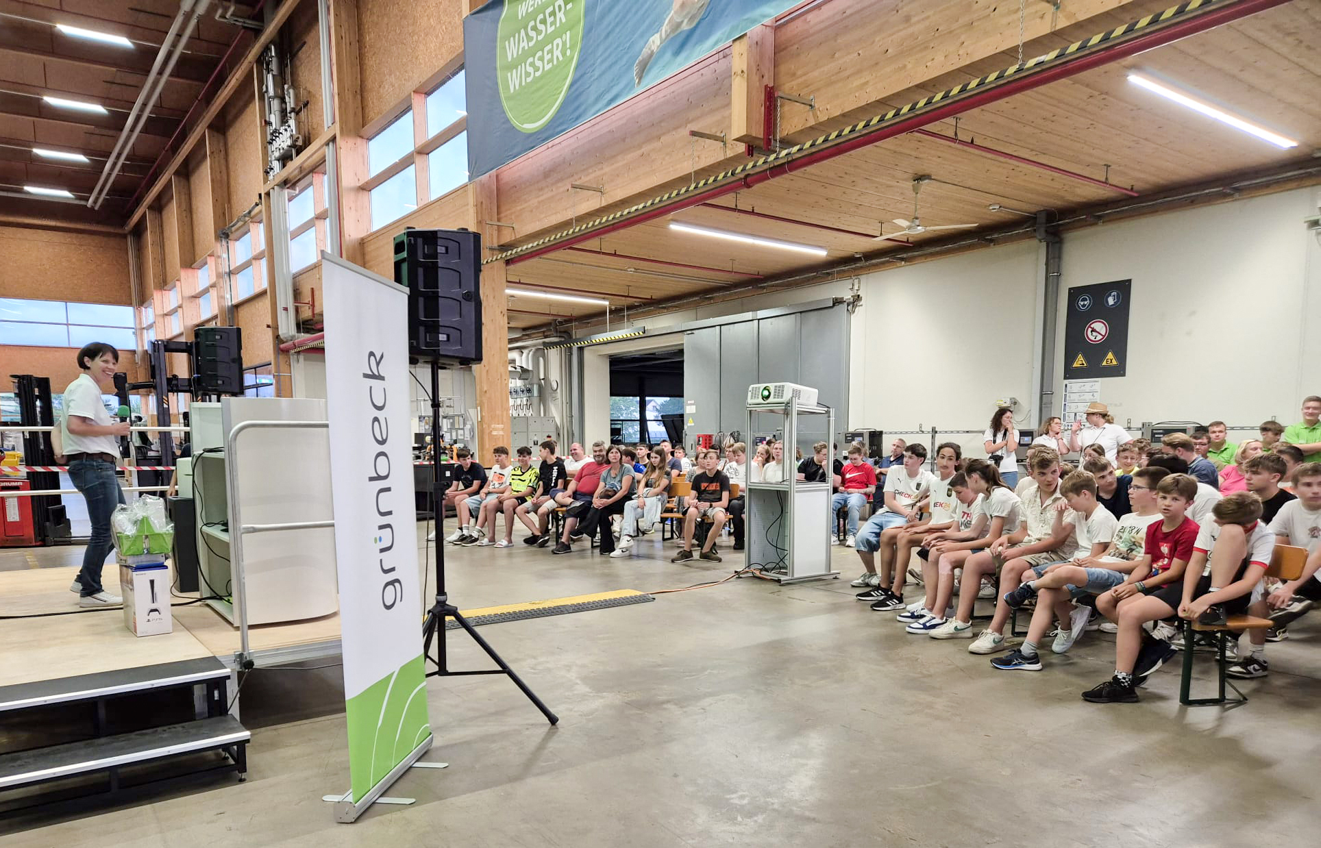 Personalleiterin Sandra Stricker (links) informiert die Anwesenden über das Unternehmen Grünbeck und freut sich über das große Interesse an der „Nacht der Ausbildung“. Fotoquelle: Grünbeck Wasseraufbereitung GmbH