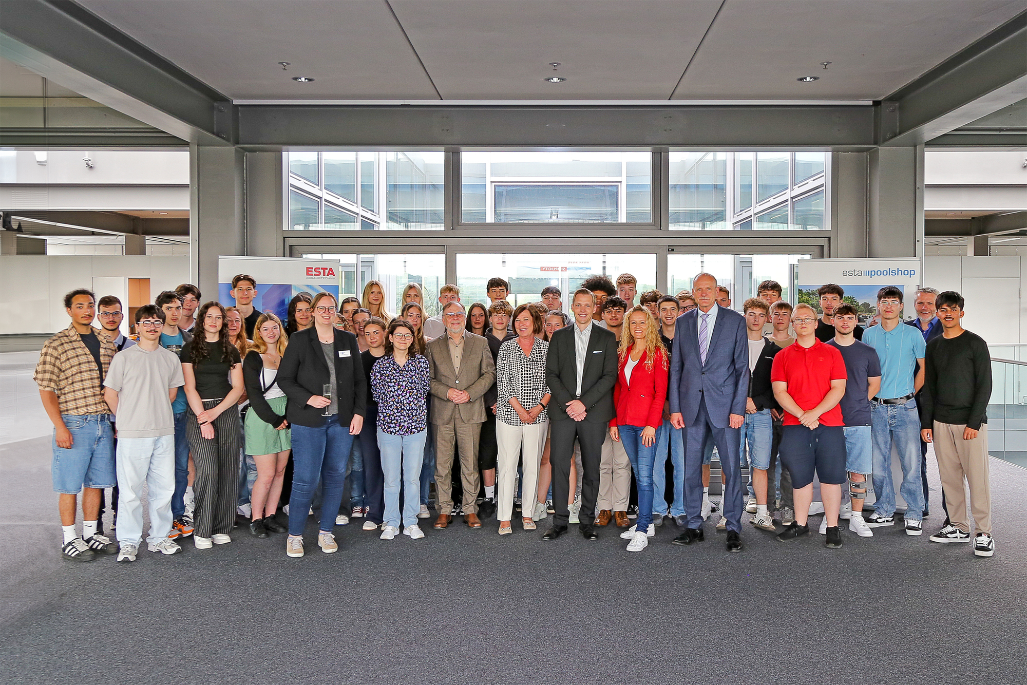 Mehr als 40 Schülerinnen und Schüler der FOSBOS Neu-Ulm kamen zur feierlichen Besiegelung derBildungspartnerschaft mit ESTA. Fotoquelle: ESTA