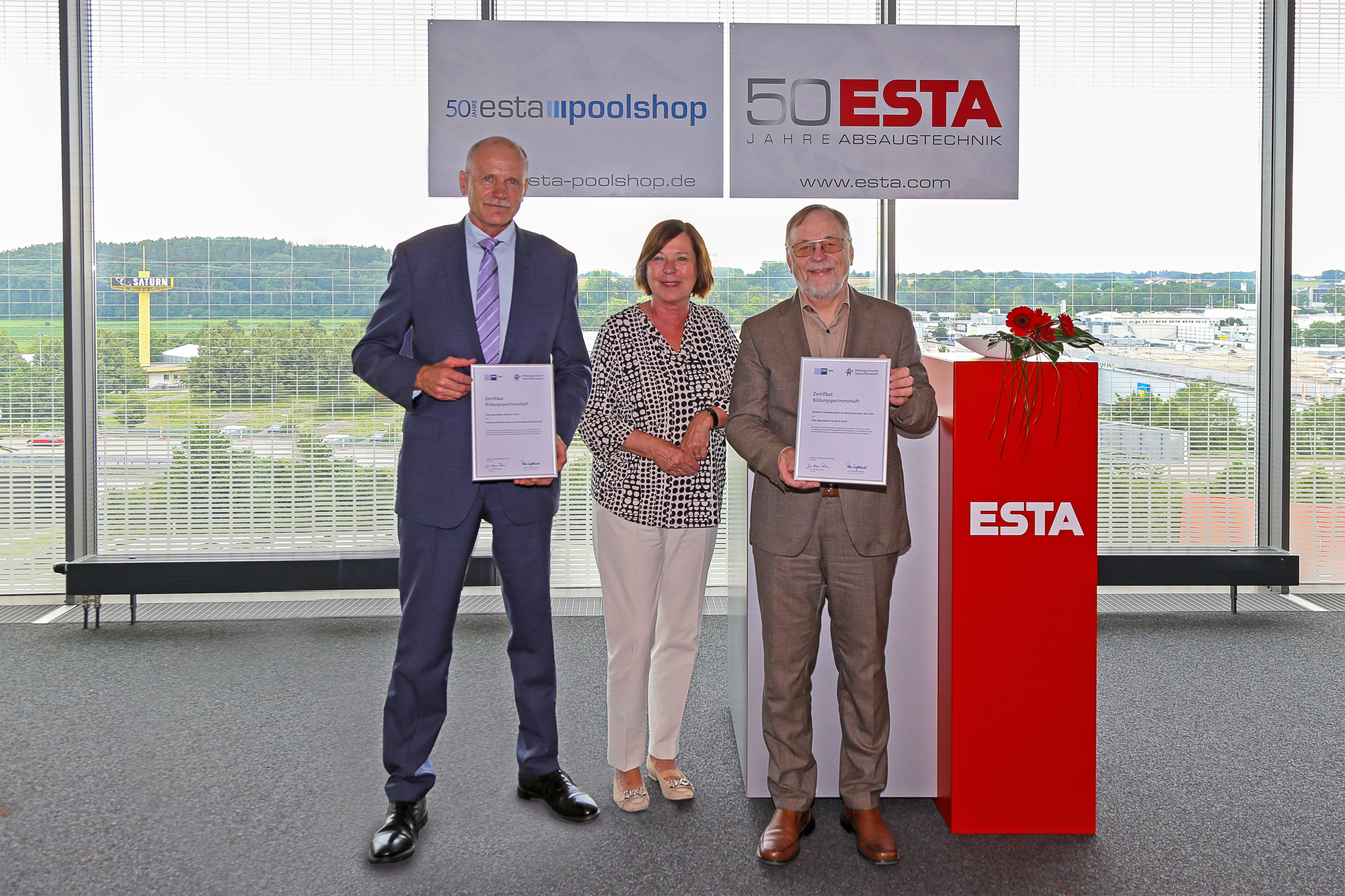 V.l.n.r. FOSBOS-Schulleiter Dr. Oliver Laqua, Martina Doleghs, Mitglied der Geschäftsleitung Bildung derIHK Ulm, und Dr. Peter Kulitz, ESTA Geschäftsführer. Fotoquelle: ESTA