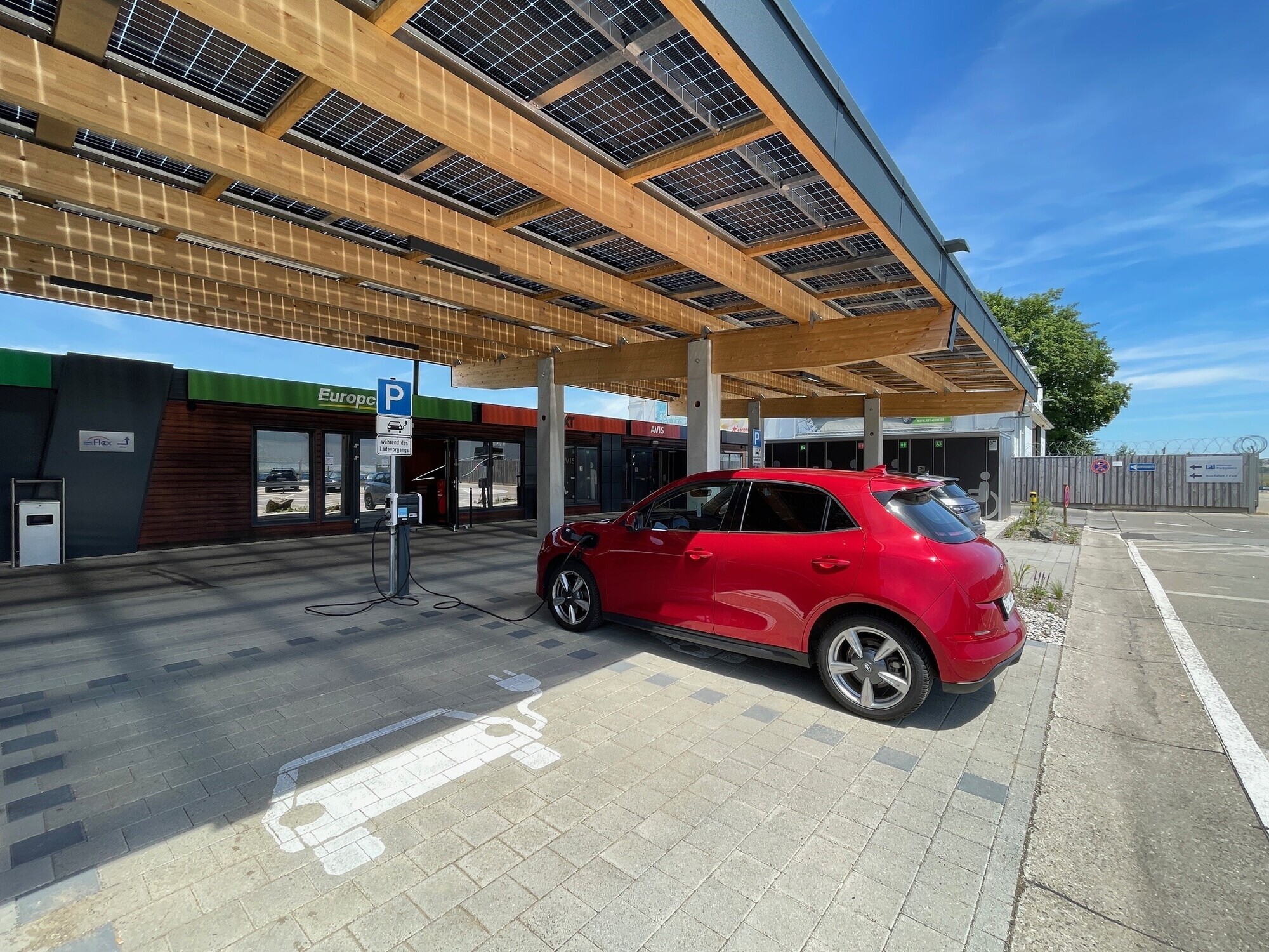 Ein Schritt von vielen auf dem Weg zur Klimaneutralität: Die E-LadeInfrastruktur wurde ausgebaut. Fotoquelle: Flughafen Memmingen