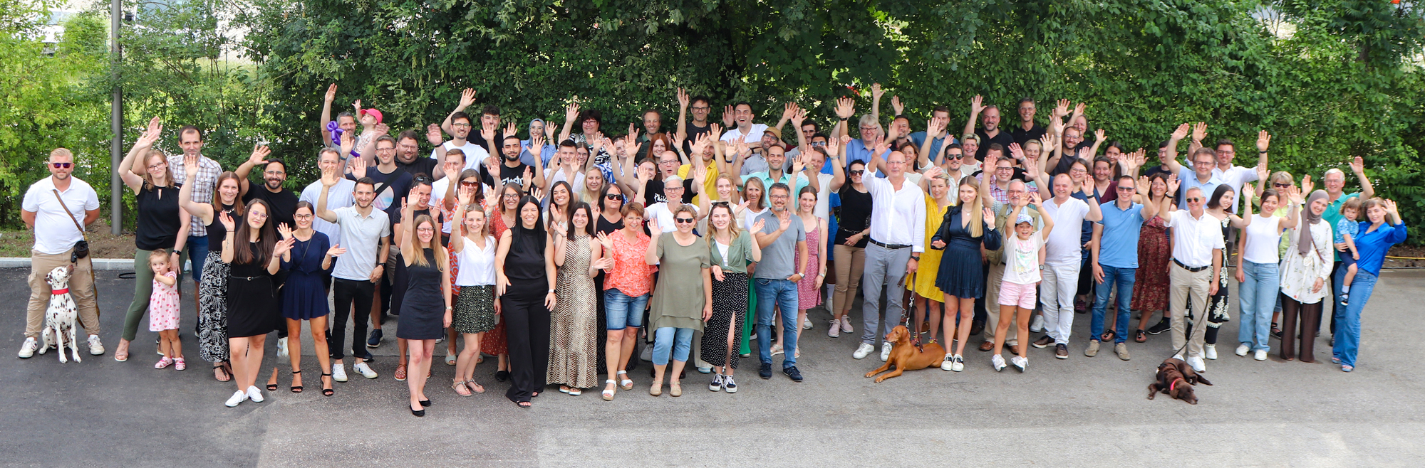 Die Mitarbeiterinnen und Mitarbeiter der Unternehmensgruppe am diesjährigen Sommerfest. Fotoquelle: Alf Geiger/Kling Consult GmbH