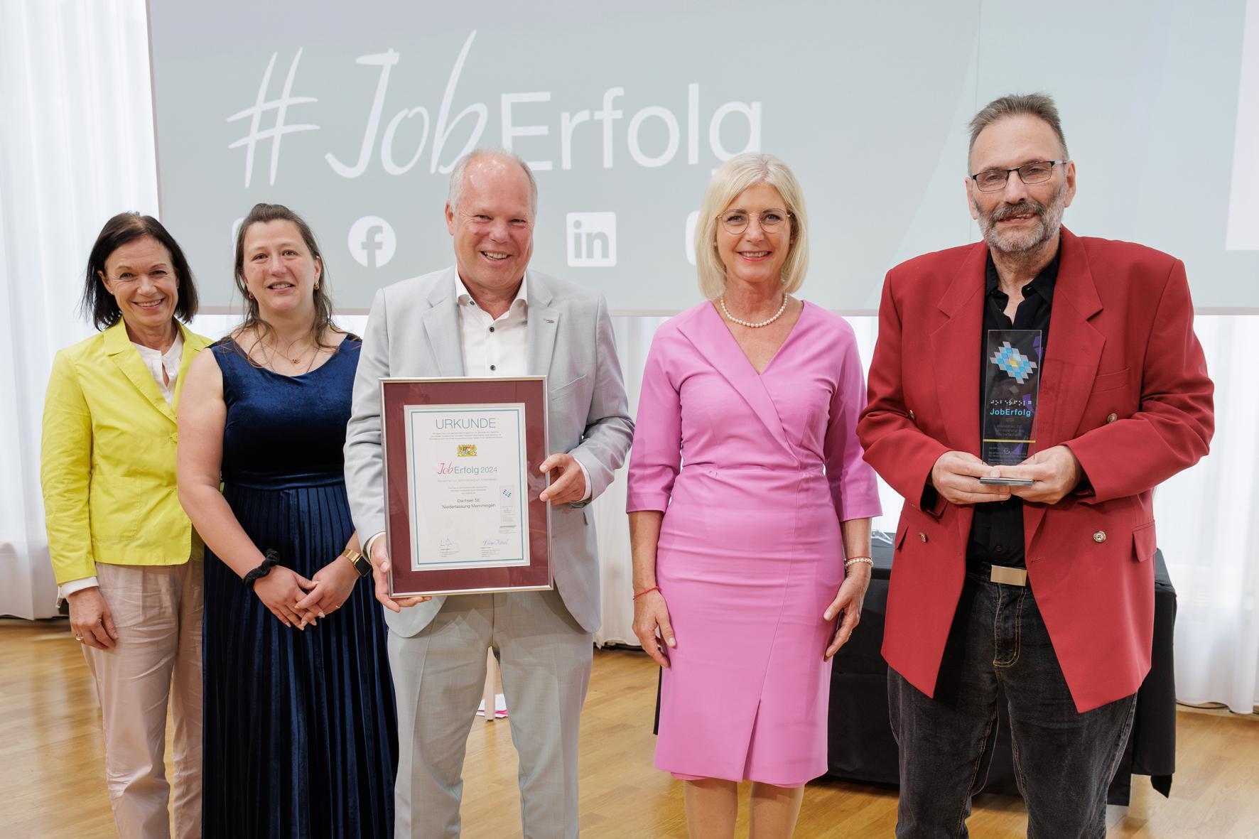 Das Dachser SE Logistikzentrum Allgäu wurde mit dem Bayrischen Inklusionspreis JobErfolg 2024 geehrt. Fotoquelle: StMAS / Schäffler
