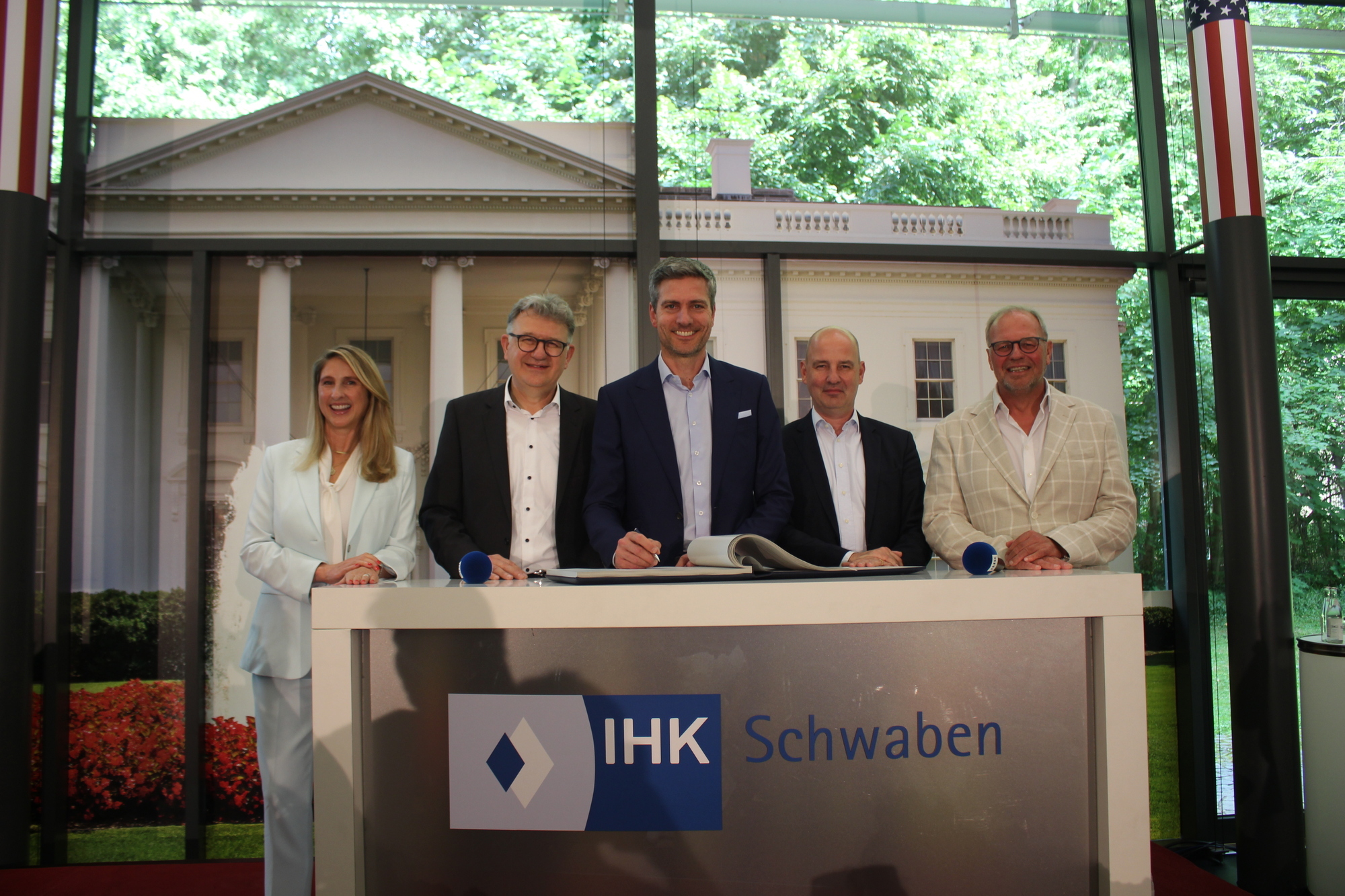 Die Speaker und Gastgeber des IHK-Sommerfest 2024: Susanne Gellert, Auslandshandelskammer New York, Reinhold Braun, Präsident der IHK Schwaben, Marc Lucassen, Hauptgeschäftsführer der IHK Schwaben, Ingo Zamperoni, Moderator der ARD-Tagesthemen und Rüdiger Lugert von Keimfarben GmbH. Foto: B4BSCHWABEN.de