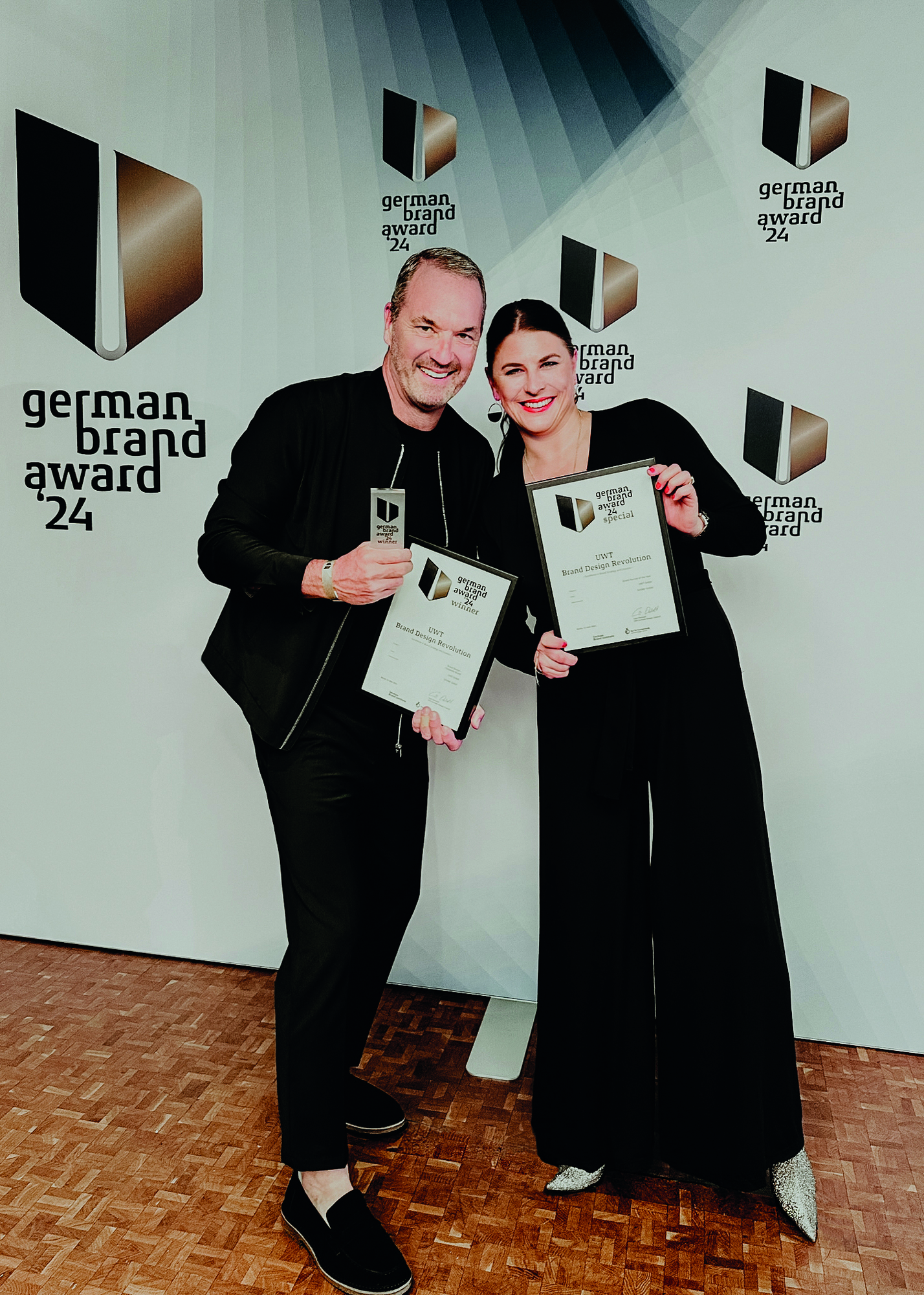 Uwe Niekrawietz (Geschäftsführer UWT GmbH) und Christine Schöler (Geschäftsführerin bei Schöler GmbH) bei der Preisverleihung des German Brand Award 2024. Foto: UWT, Schöler