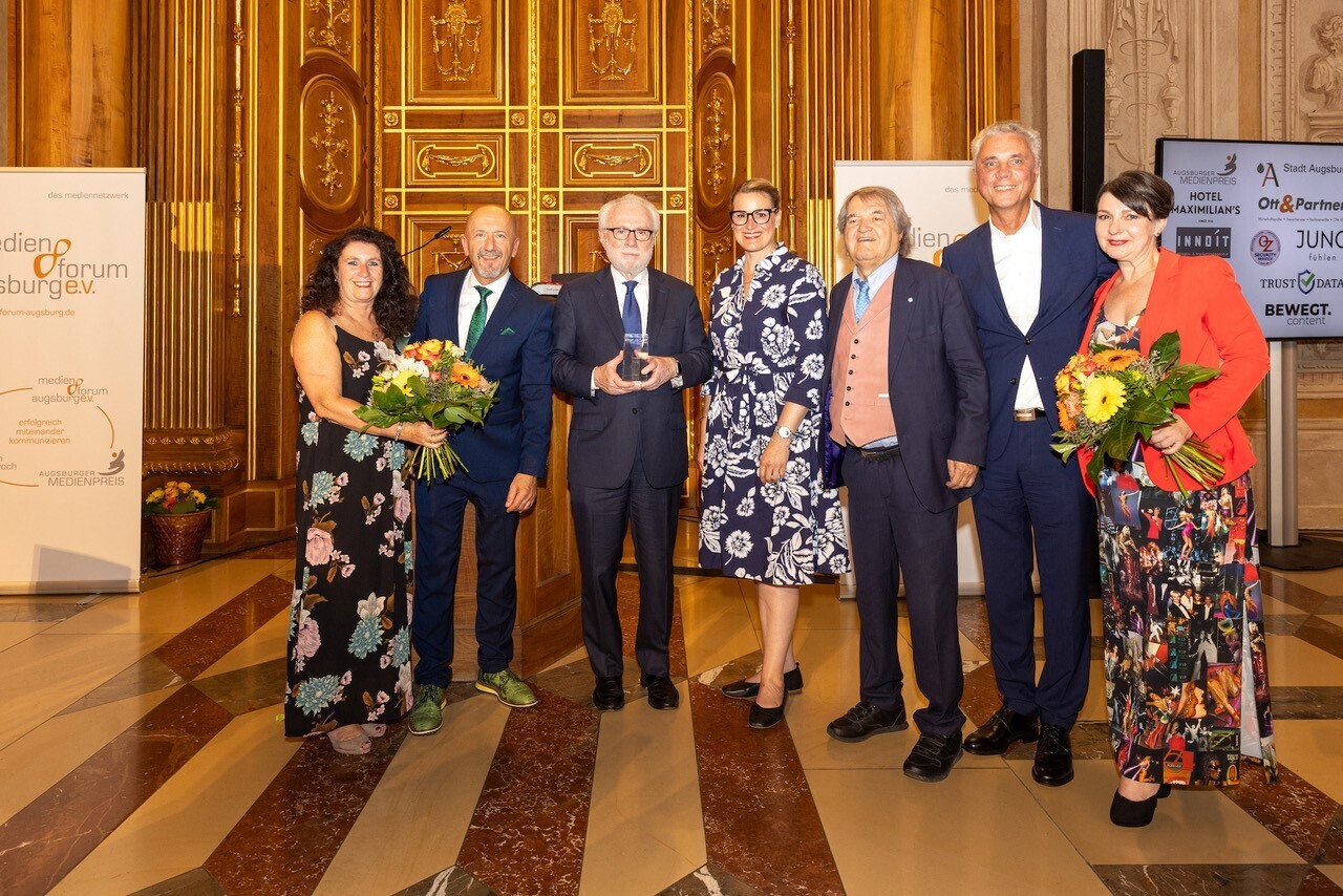 Der Preis für das Lebenswerk geht an aus Augsburg stammenden CNN-Anchorman Wolf Isaac Blitzer (2. von links). Mit im Bild v.l.: Sabine Roth und Johannes Kopp, Oberbürgermeisterin Eva Weber, Helmut Markwort, Andreas Richlich und Marion Buk-Kluger. Foto: Medienforum Augsburg e. V.