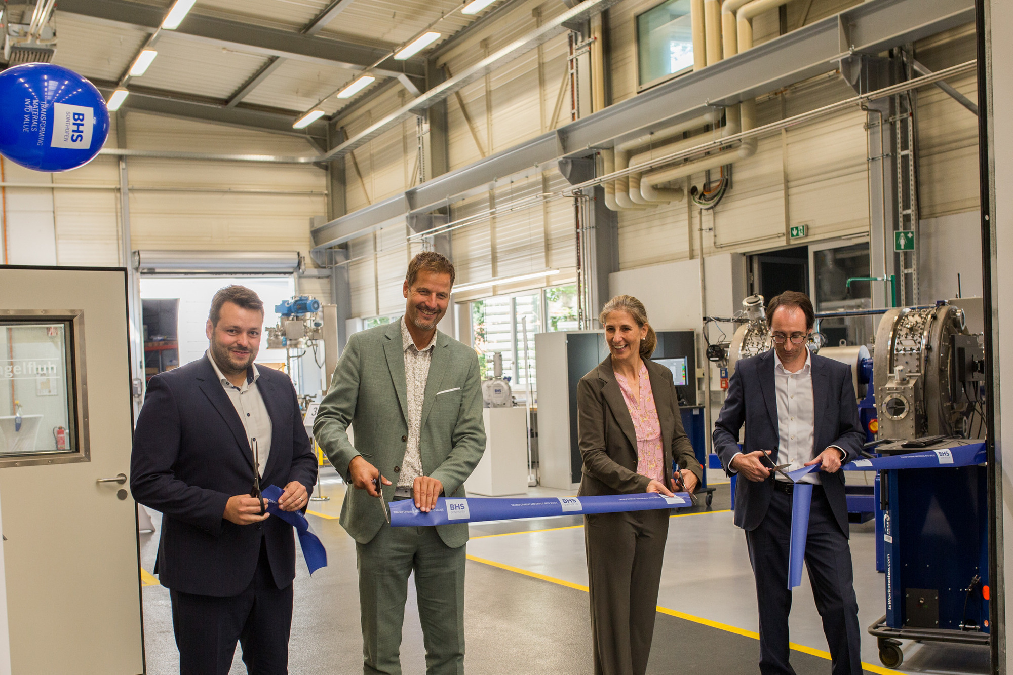 Feierliche Eröffnung des Test-Centers für den Geschäftsbereich Prozesstechnik am 19. Juli 2024.  V.l.n.r.: Dr.-Ing. Simon Esser, Christian Wilhelm, Indra Baier-Müller und Dennis Kemmann. Foto: BHS / Roland Schmid