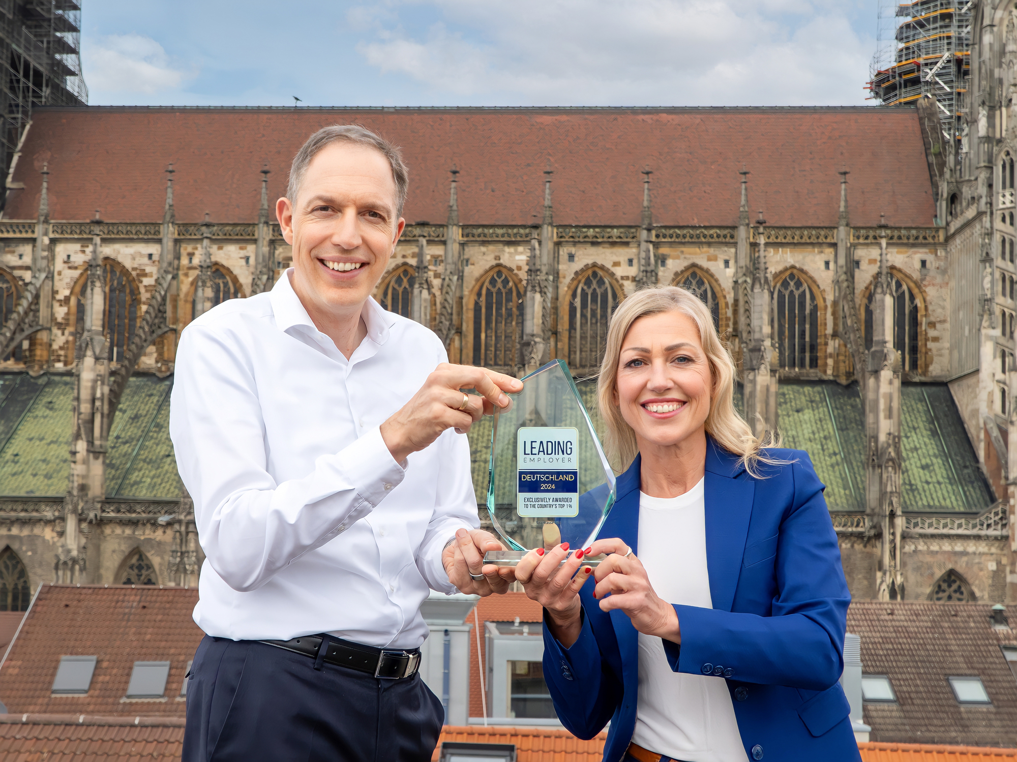 Dr. Stefan Bill, Vorstandsvorsitzender der Sparkasse Ulm, gemeinsam mit Margit Pachner, Bereichsleiterin Personal. Foto: Sparkasse Ulm
