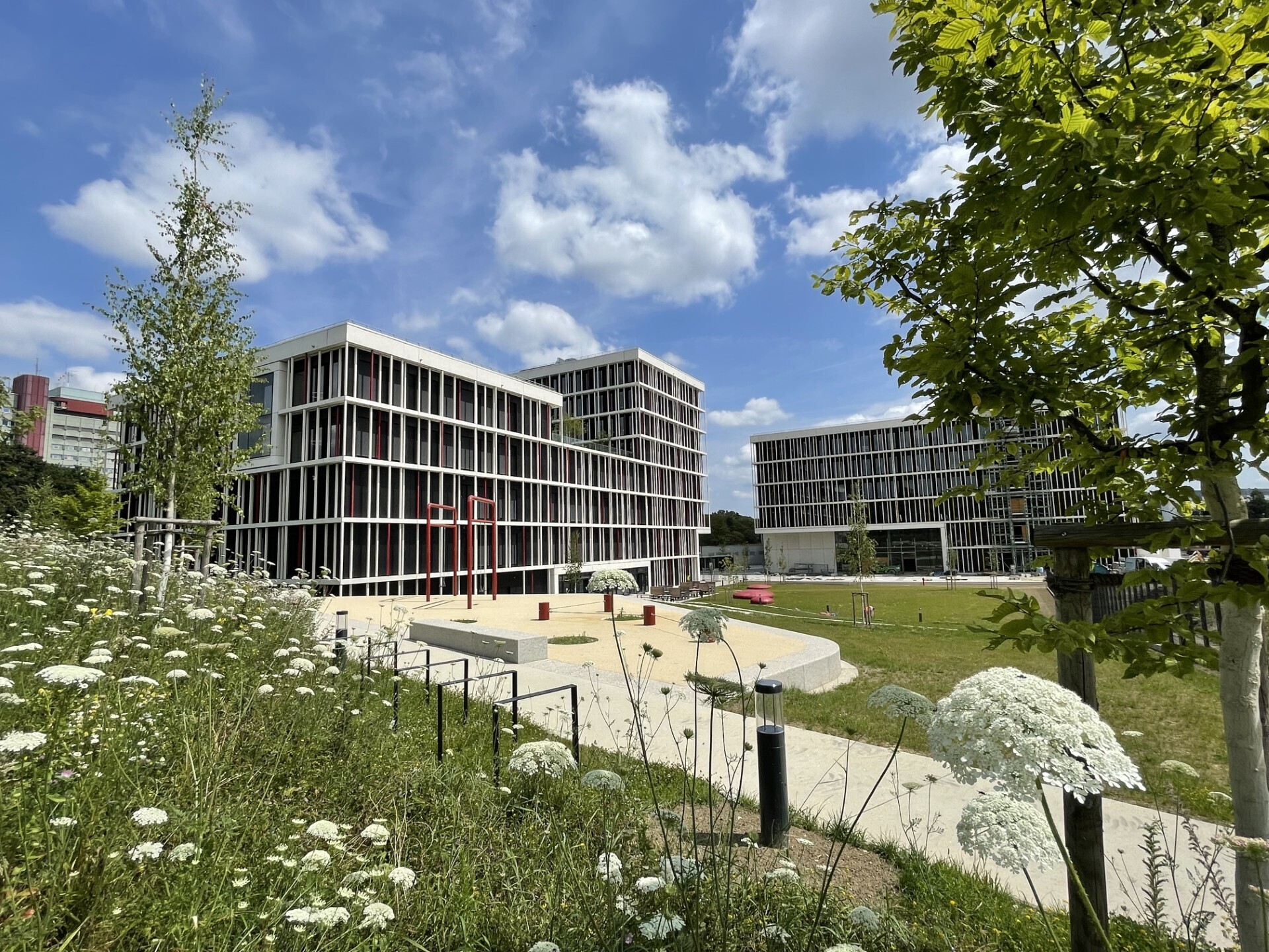 Blick aus Südwest auf das neue Lehrgebäude der MedizinischenFakultät der Universität Augsburg.