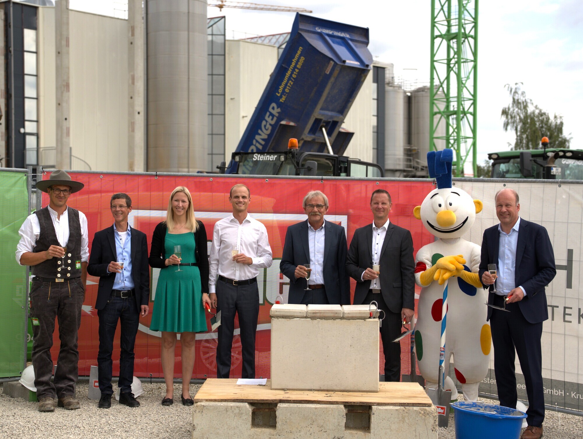 Bei der Grundsteinlegung (von links): Johann Haugg, Björn Glass, Cornelia Heiser, Markus Deller, Peter Ziegelmeier, Christian Goldammer, der Kleine Hunger und Martin Sailer. Foto: Mueller Group