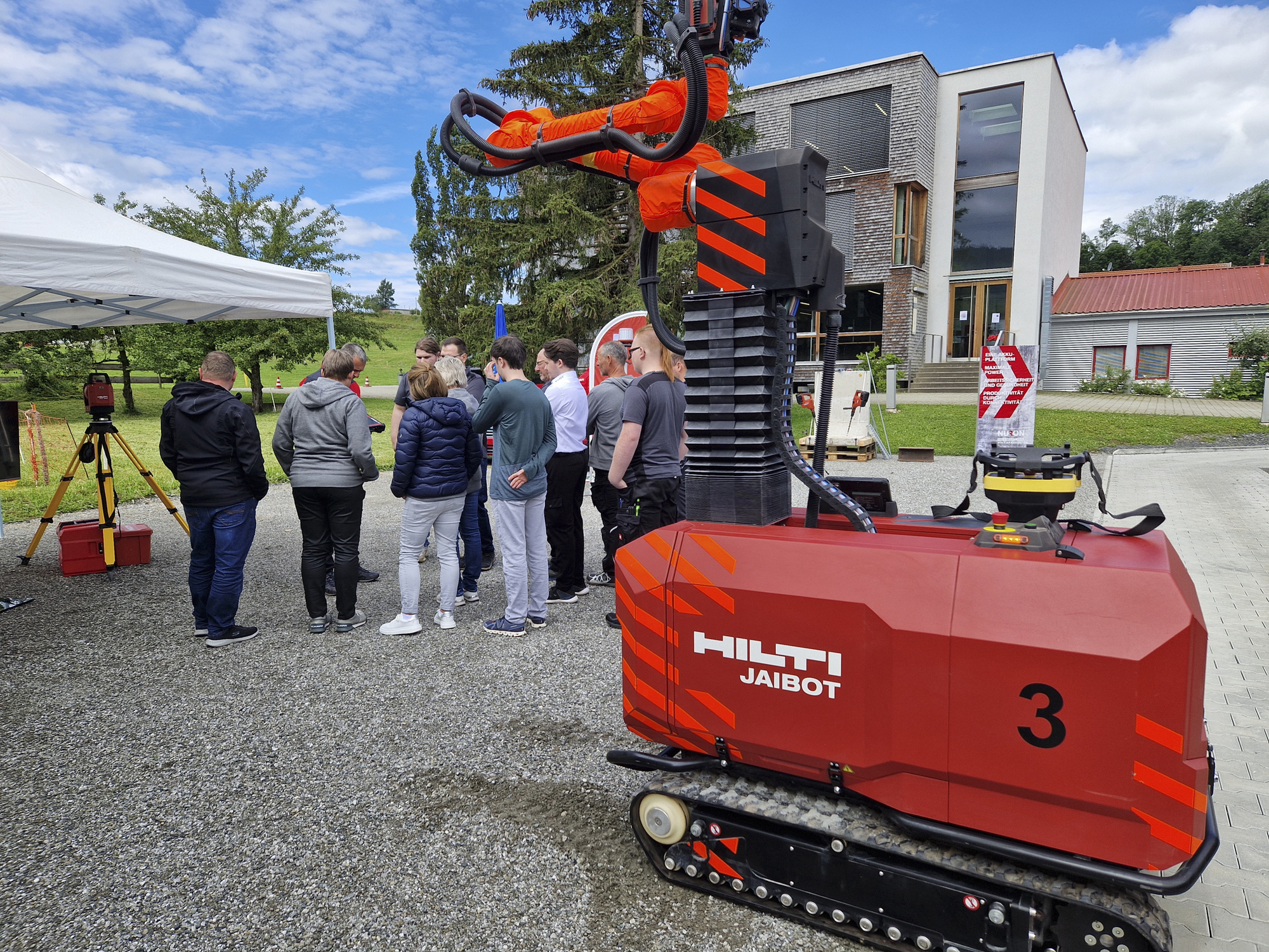 Zu den langjährigen Partnern der Stoll Gruppe zählt auch die Hilti Deutschland AG, die den halbautonomen Bohrroboter „Jaibot“ mi
