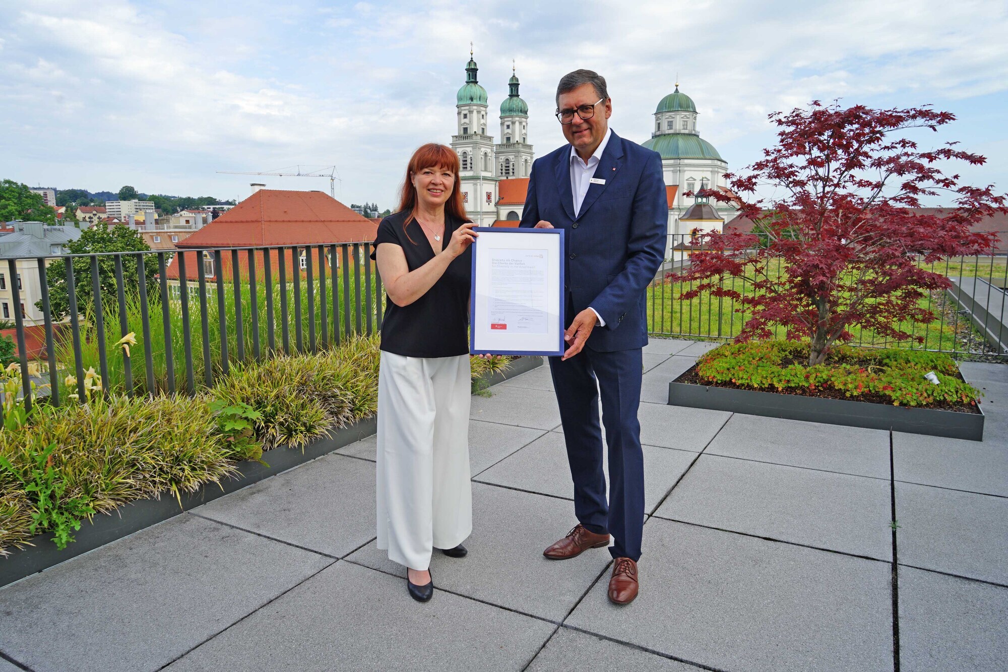 Personalreferentin Claudia Irimia und Vorstandsvorsitzender Manfred Hegedüs (beide Sparkasse Allgäu) mit der unterzeichneten „Ch