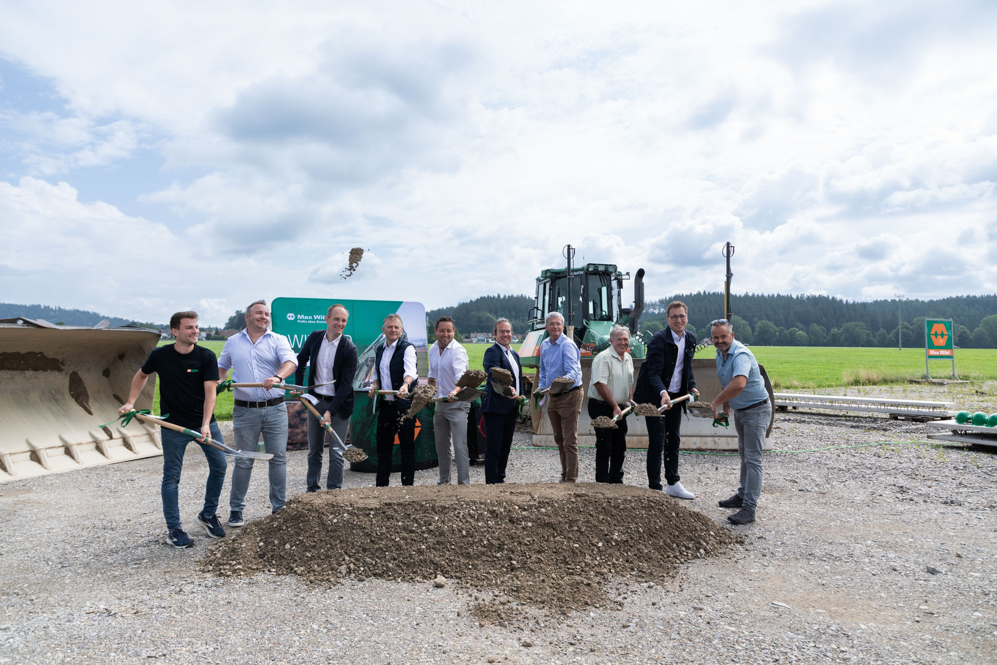 Spatenstich für neuen Standort in Leutkirch, von links: Jürgen Füssinger, Christian Milz, Christian Wild, Hans-Jörg Henle, Andreas Eugler, Raimund Haser, Christian Merk, Alois Peter, Stefan Geiger sowie Robert Rühfel. Foto: Max Wild