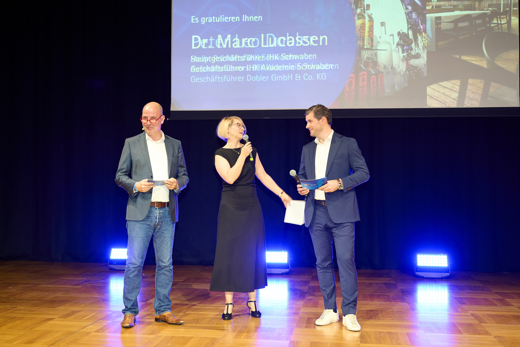 Dr. Marc Lucassen (Hauptgeschäftsführer der IHK Schwaben, links) und Peter Leo Dobler (stellvertretender IHK Präsident, Aufsichtsratsvorsitzende der IHK Akademie Schwaben, rechts) gratulierten den anwesenden Absolventen persönlich. Foto: Foto Beyschlag / IHK Akademie Schwaben