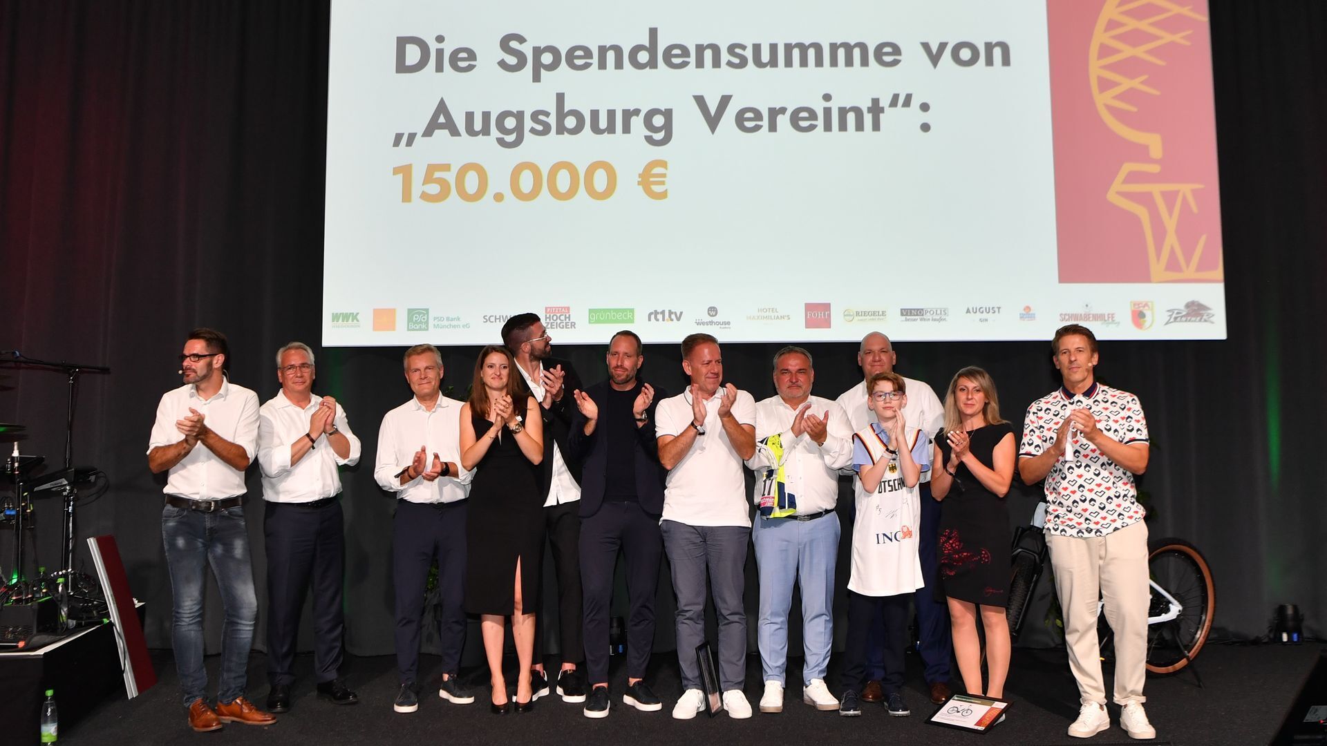 Bei der erstmaligen Spendengala „Augsburg Vereint“ von FCA, AEV und der Schwabenhilfe Augsburg kamen 150.000 Euro zusammen. Foto:  Sport in Augsburg