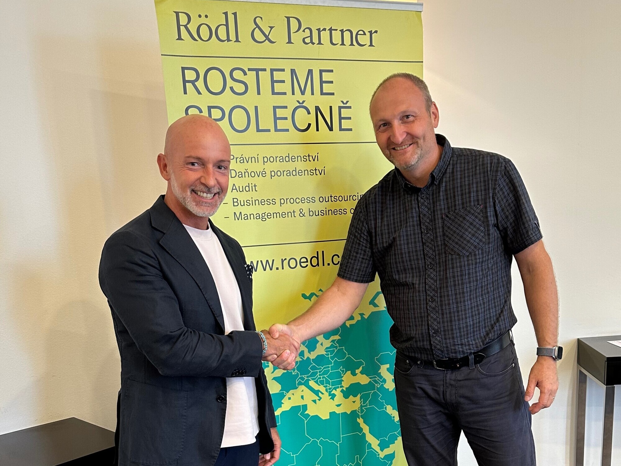 Andreas Schmid CEO Alessandro Cacciola (links) und Karnool-Gründer Petr Vymer (rechts) bei der Vertragsunterzeichnung in Tschech