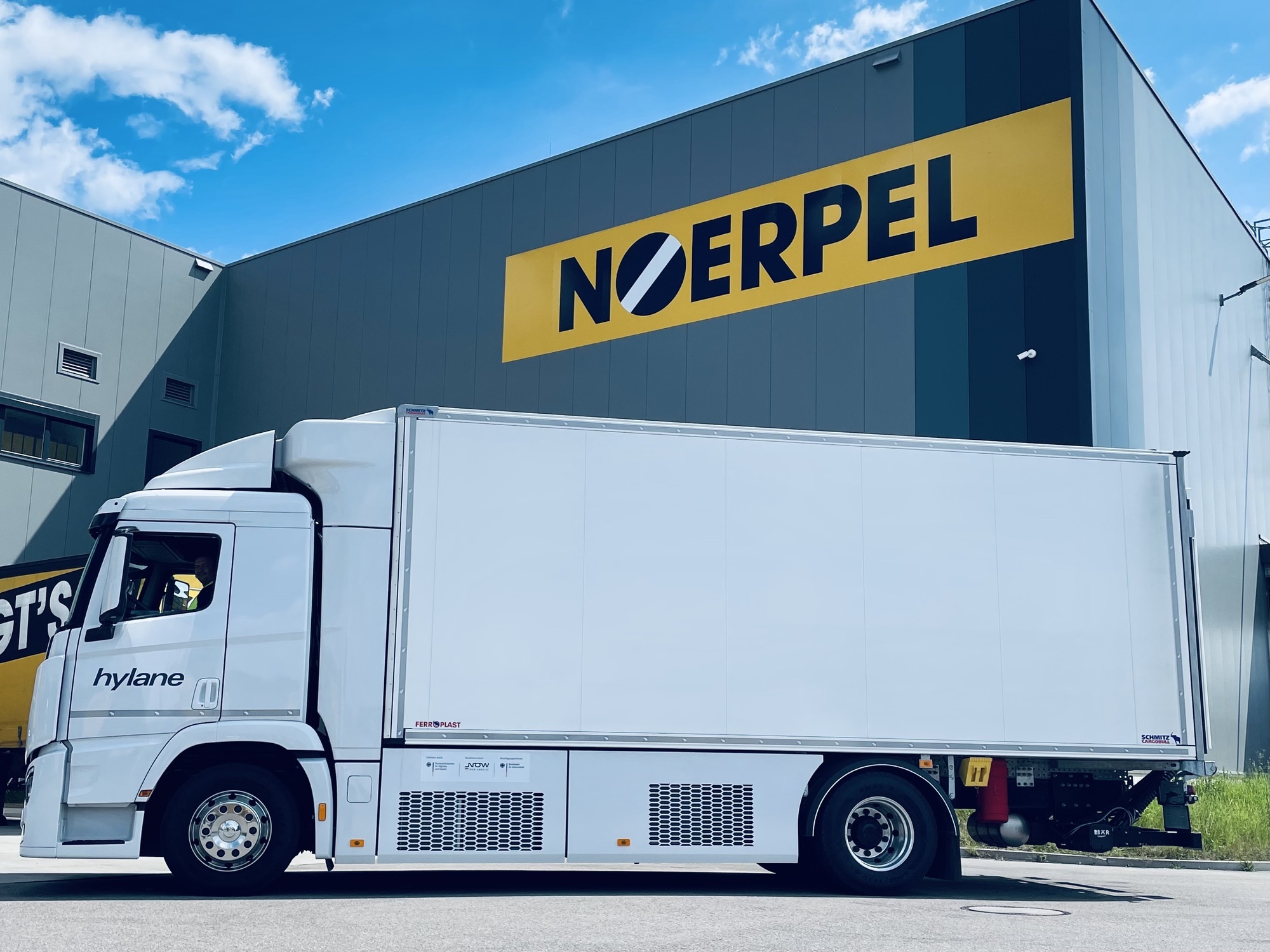 Am Standort Heidenheim testet die Noerpel-Gruppe einen wasserstoffbetriebenen 18-Tonner-Lkw. Fotoquelle: Noerpel-Gruppe.