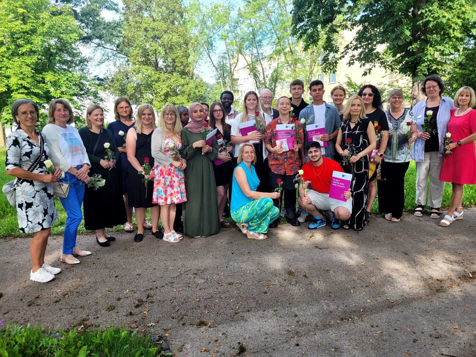 Bei der Abschlussfeier der 14 neuen Pflegefachhelfer im Park des Krankenhauses Aichach. Foto: Kliniken an der Paar / Matthias Offinger