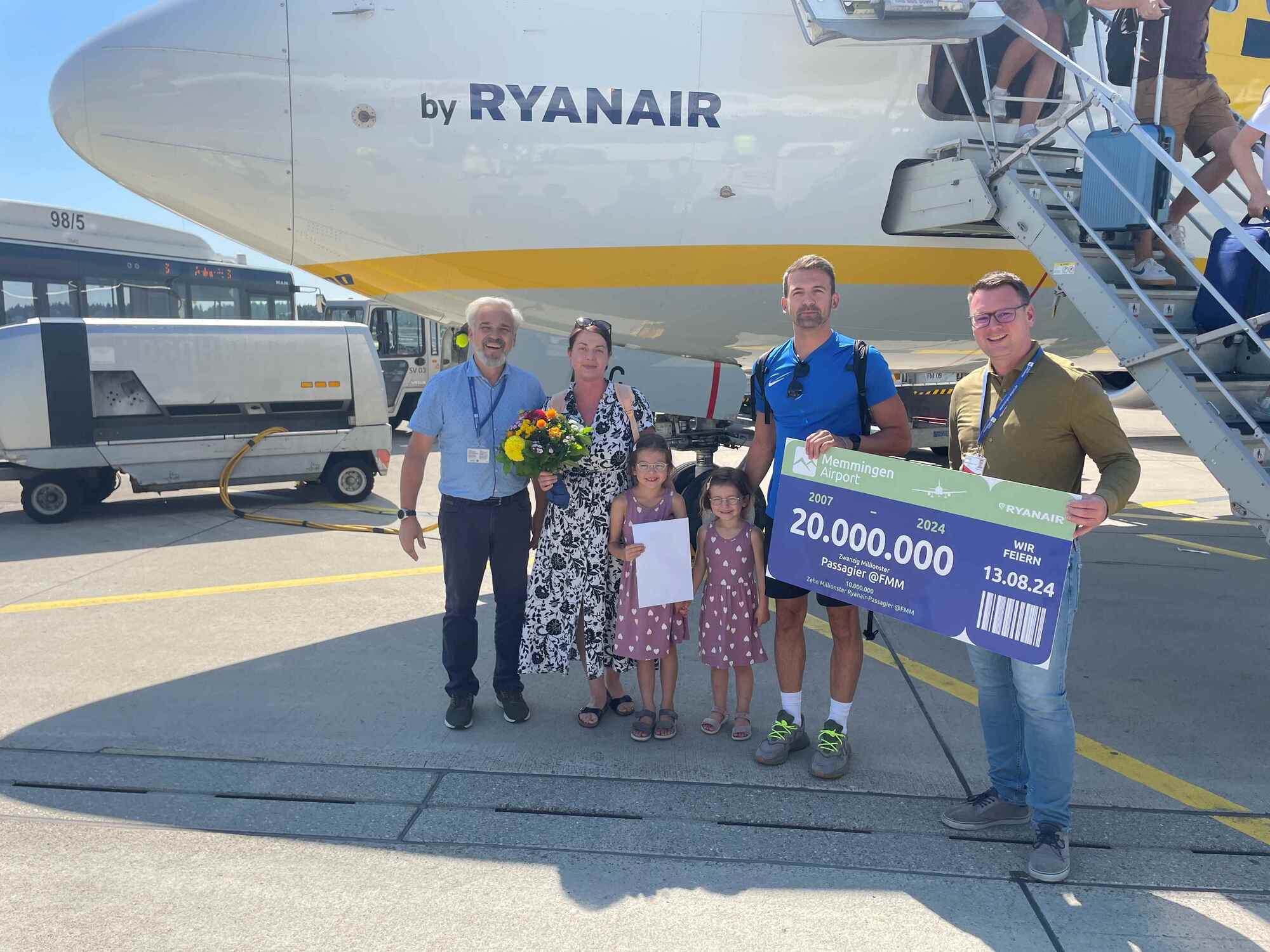 Blumen zum Jubiläum: Kassandra Sunjic ist der 20-millionste Passagier am Flughafen Memmingen. Gemeinsam mit ihrer Familie kam si
