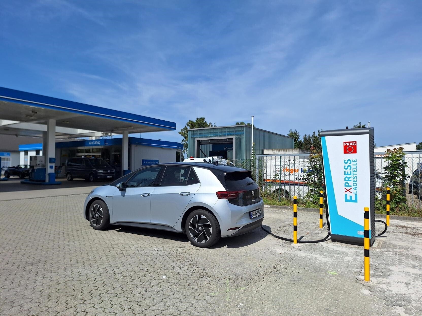 Bis zu 300 kW Ladeleistung sorgen an den zwei Ladepunkten der Ultraschnellladesäule für zeitsparendes E-Tanken. Foto: Präg