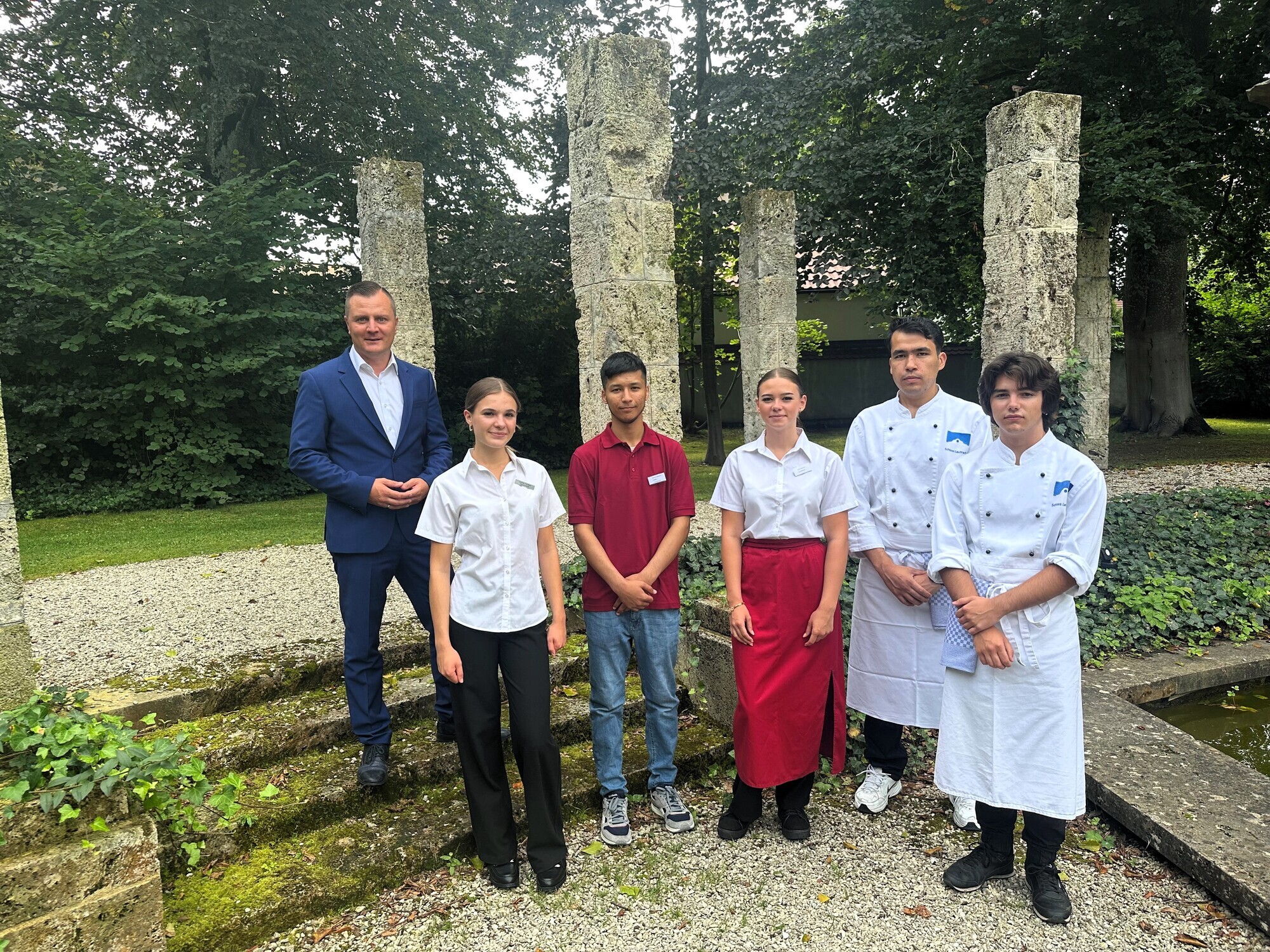 Von links nach rechts: Dominik Schmid, Carina Fackler, Muhammad Ismoilov, Samira Reisacher, Muqeem Nasrullahi, Nikola Zortev, Bi
