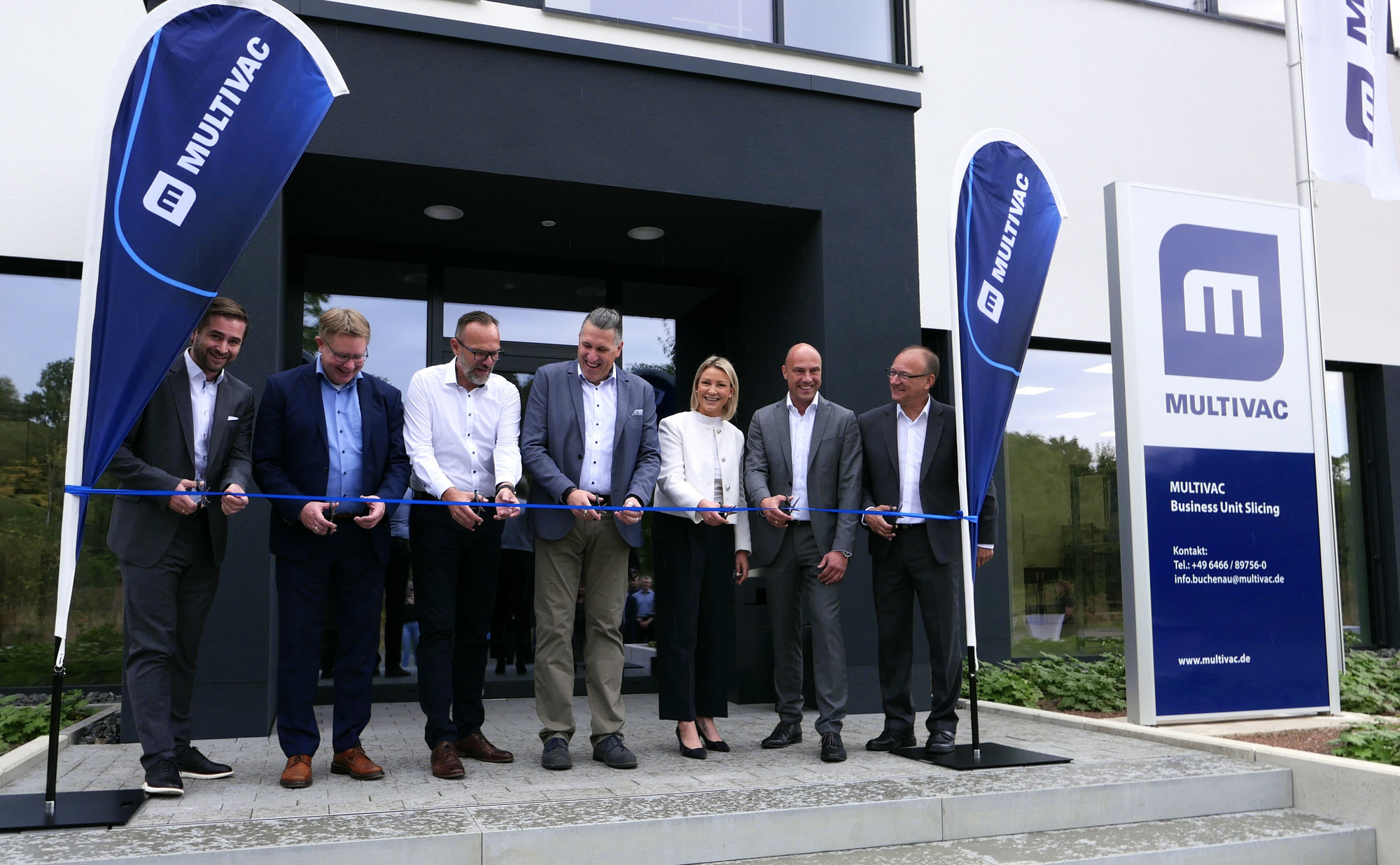 Feierliche Eröffnung des neuen Multivac Standorts (v.l.n.r.): Tom Stachel, Bernd Höpner, Marco Schmidtke, Jochen Ertl, Marie-Sophie Künkel, Dr. Tobias Richter, Manfred Achenbach. Foto: Multivac