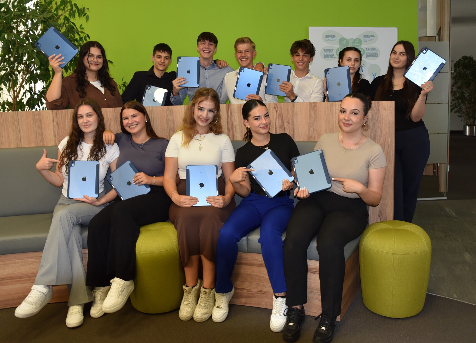 Die neuen Talente bei der VR Bank Augsburg-Ostallgäu starten ihre Ausbildung.