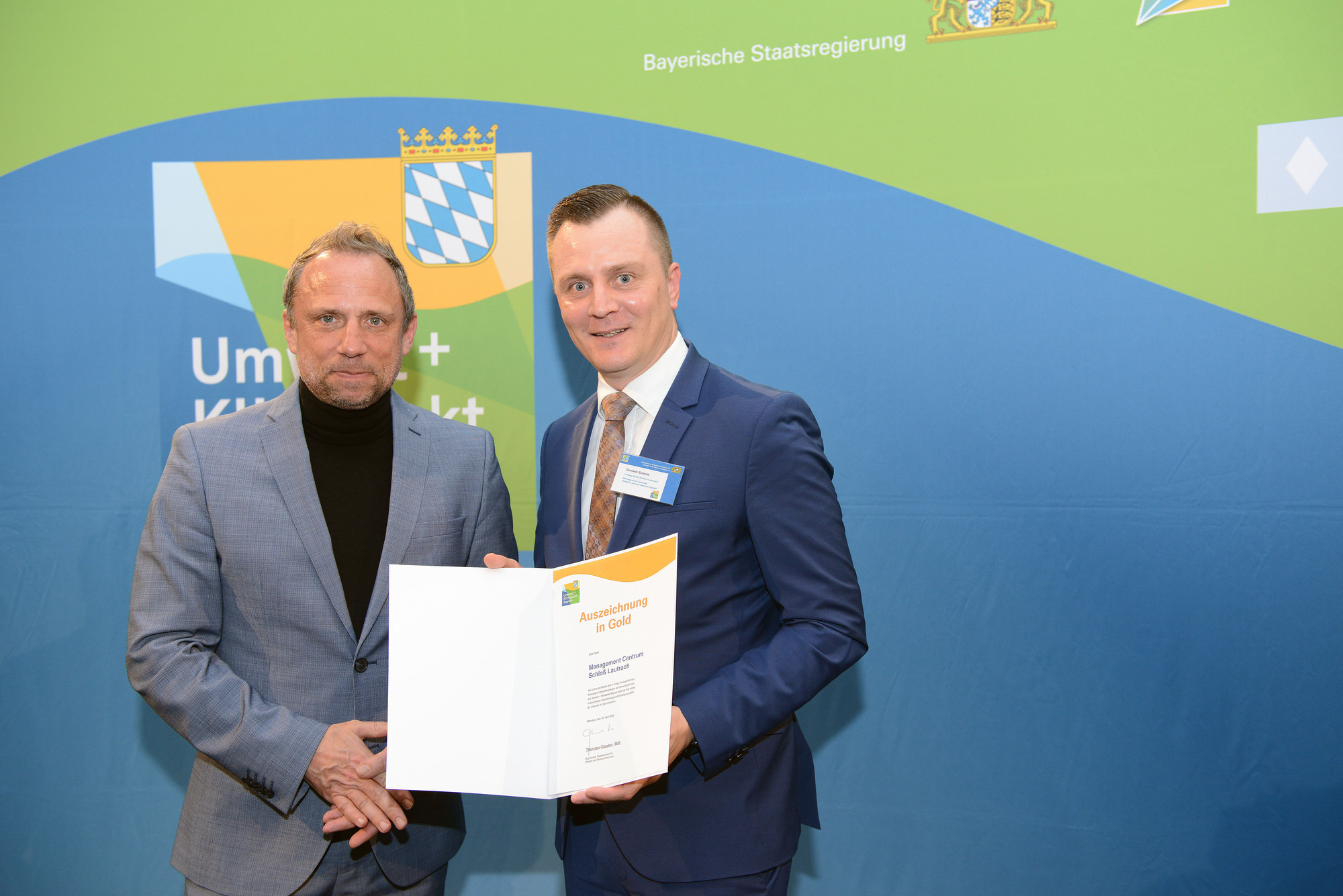 Hotelier Dominik Schmid nimmt die Gold-Auszeichnung von Thorsten Glauber, Bayerischer Staatsminister für Umwelt und Verbraucherschutz, entgegen. Foto: Schloss Lautrach
