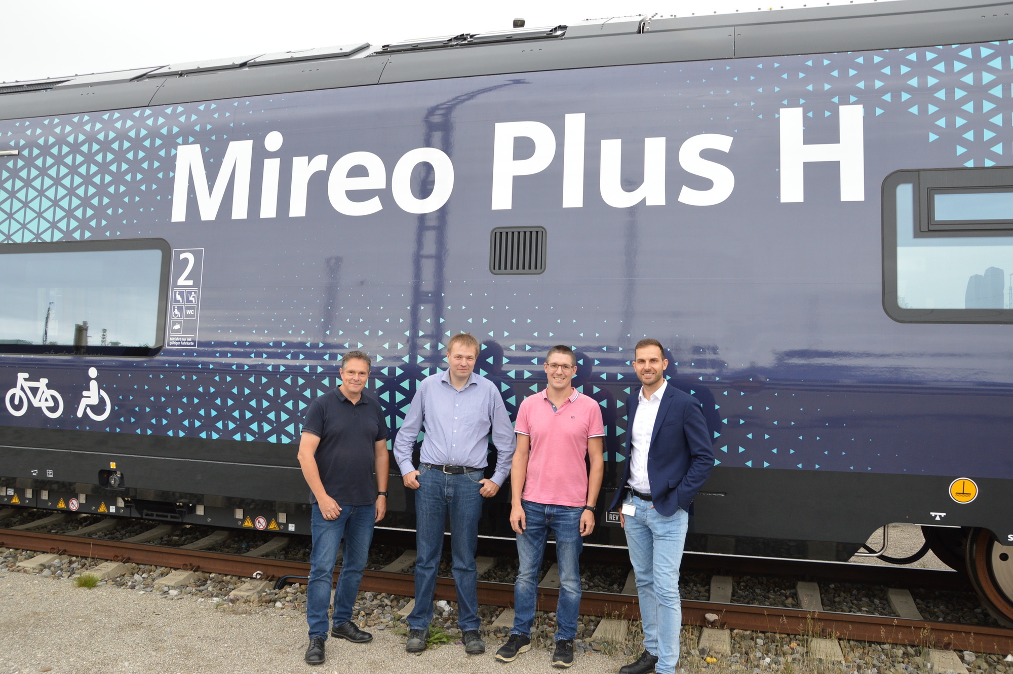 V.l.n.r.: Armin Nachtschatt (Leitung Technik, BRB), Franz Nerb (Teamkoordinator Flottensystembetreuung, BRB), Thomas Sulzberger (Leitung BRB-Betriebswerk) und Matthias Berghofer (Gesamtprojektleiter Mireo H2-Projekte, Siemens Mobility GmbH) vor dem neuen Wasserstoffzug. Foto: BRB