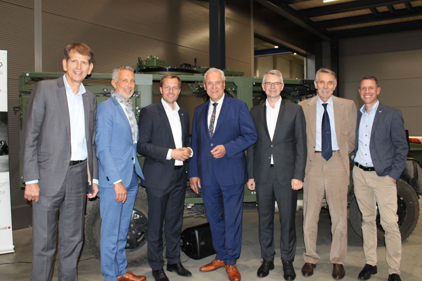 Bayerns Innenminister Joachim Herrmann (Mitte) zu Besuch bei ACS Armoured Car Systems in Derching. Foto: ACS Armoured Car Systems GmbH