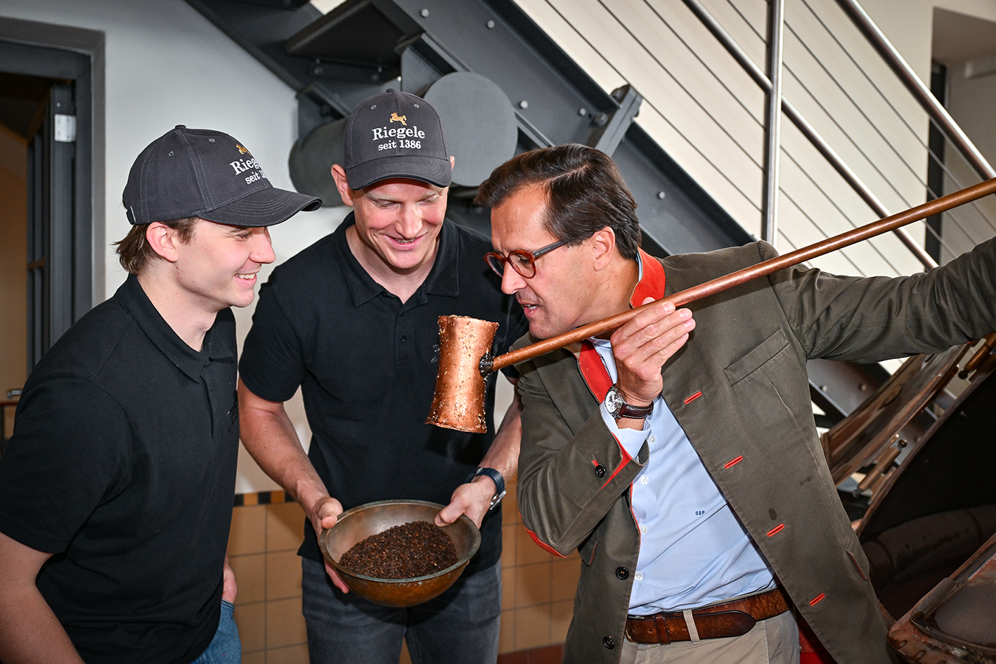 Die beiden AEV-Spieler Florian Elias (links) und Alex Oblinger (mitte) standen gemeinsam mit Sebastian Priller-Riegele am Brauke