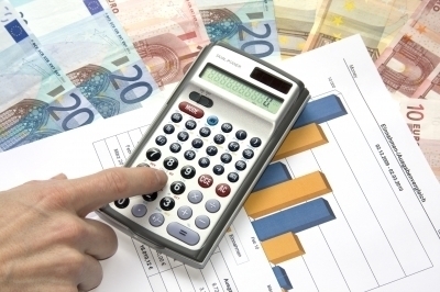 Symbolbild. Unternehmen müssen Schlussabrechnung für die Coronahilfen machen. Foto: Thorben Wengert / pixelio.de