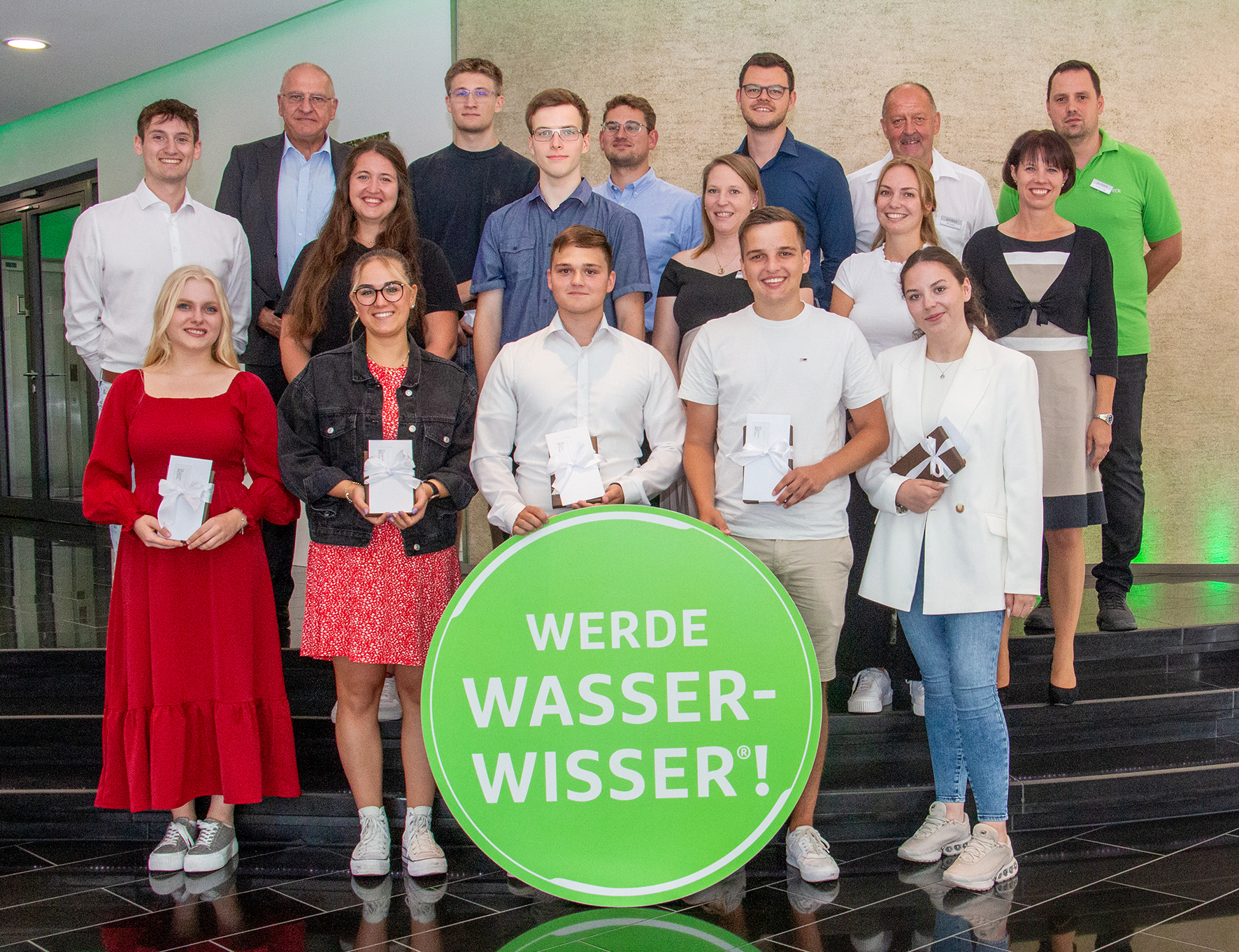 Die Grünbeck-Absolventen mit Geschäftsführer und Ausbildern (von links): Daniel Eisen, Anna-Lena Sporer, Dr. Günter Stoll, Lisa Kraus, Hannah Eggenmüller, Jonas Aumiller, Felix Schimmer,Fabian Mayr, Nicolas Kling, Jasmin Allerberger, Leander Bartsch, Fritz Grimminger, RebeccaRöther, Erich Kapfer, Celina Klein, Sandra Stricker und Andreas Mendel.