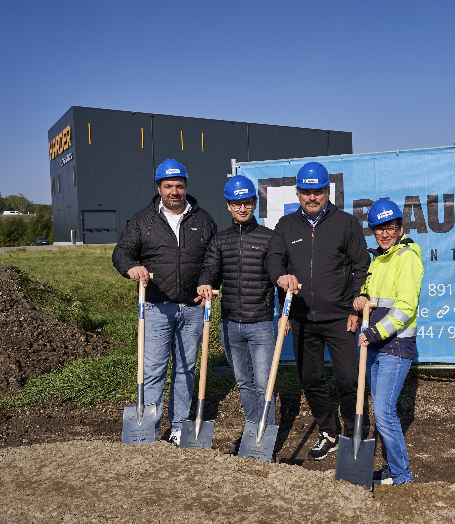 Von links: Marcello Danieli, Johannes Danieli (beide Harder Logistics), Alexander Müller und Susanna Haringer (beide Blautal Bau