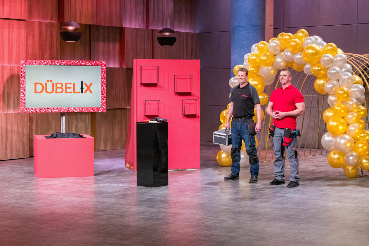 Markus Beck und Robert Sobolewski (rechts) präsentieren ihren Dübelix bei „Die Höhle der Löwen“ am 23. September. Foto: Bernd-Michael Maurer, RTL