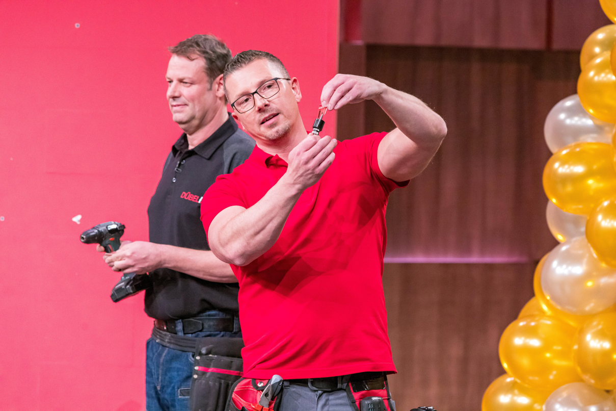 Robert Sobolewski (rechts) präsentiert den Investoren den Dübelix. Foto: Bernd-Michael Maurer, RTL