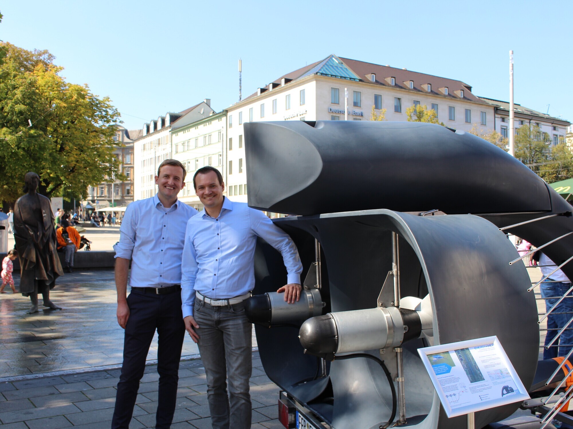 Energyminer informierte über das geplante Projekt am Manzù-Brunnen am Augsburger Königsplatz: (v. l.) Georg Walder und Dr. Richa