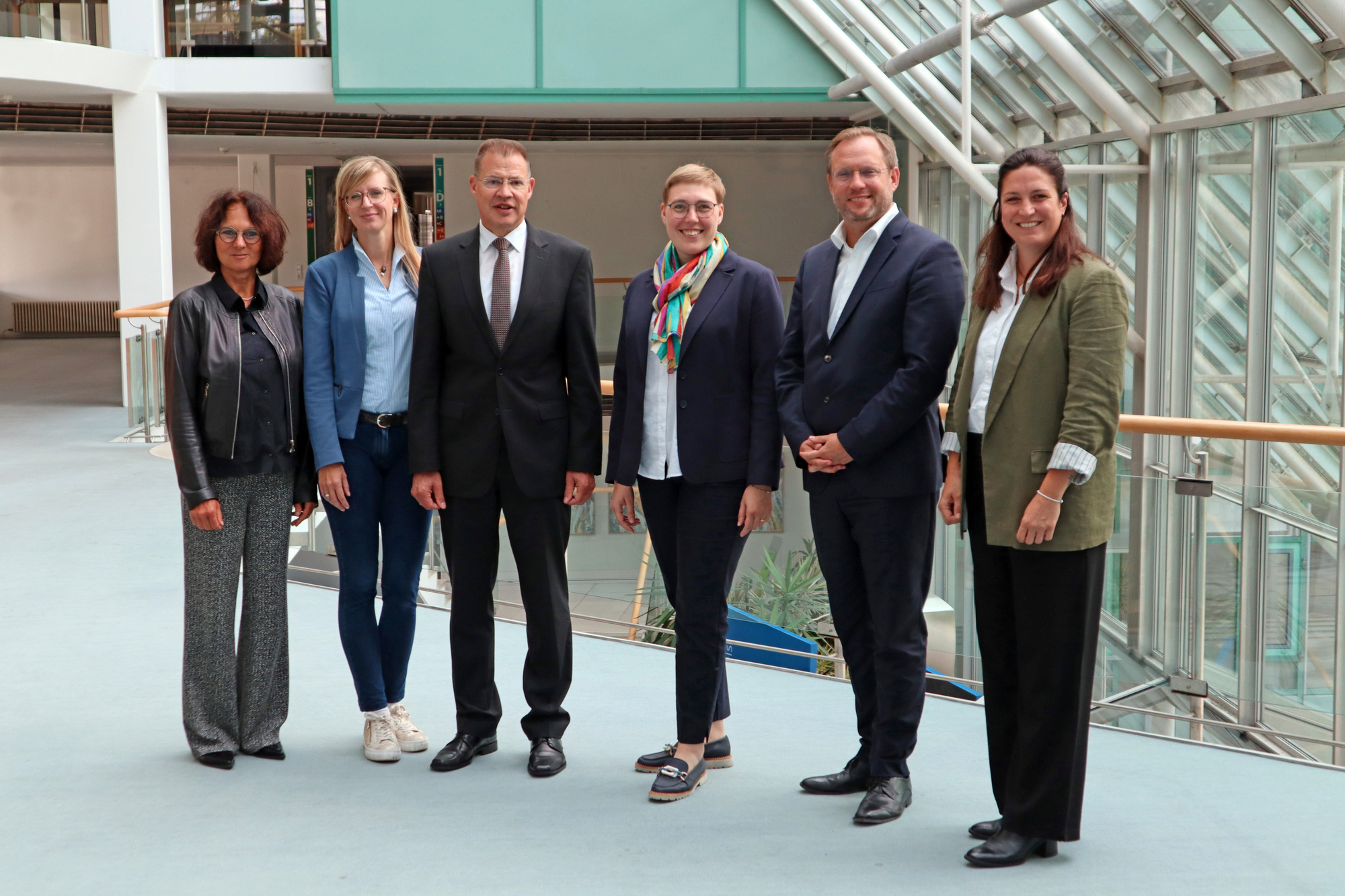 Von links: Petra Engstler-Karrasch, Hauptgeschäftsführerin der IHK, Kathrin Albsteiger, Oberbürgermeisterin der Stadt Neu-Ulm, H
