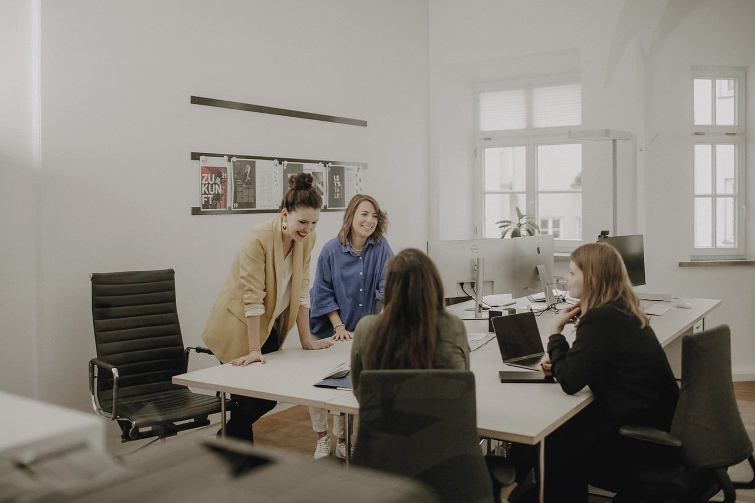 Gemeinsam mit ihrem Team entwickelt Christiane Arndt (l.) für ihre Kunden immer die passende Markenstrategie. Foto: Büro 5