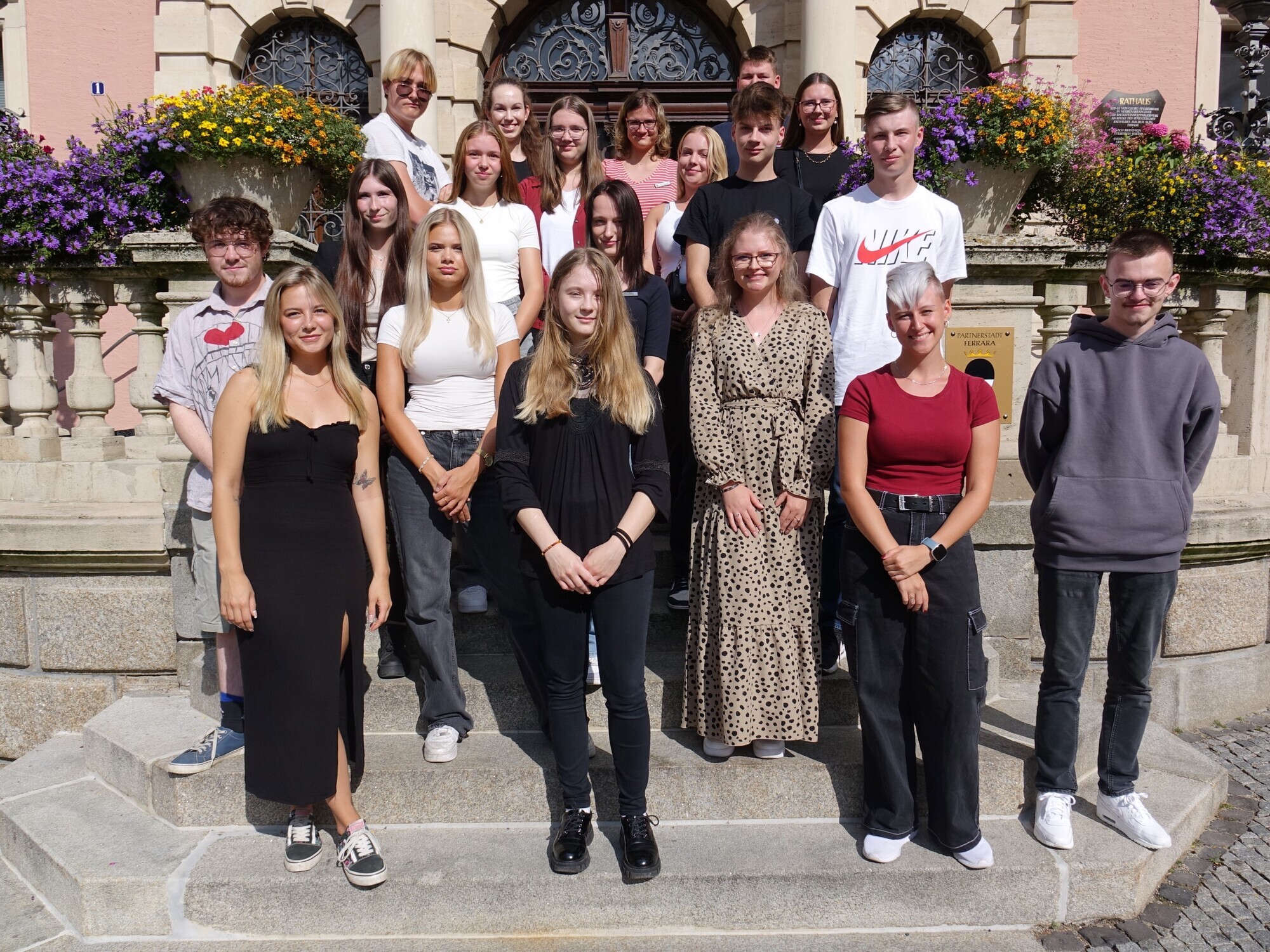 Die Stadt Kaufbeuren begrüßt elf neue Auszubildende zum Ausbildungsstart 2024.