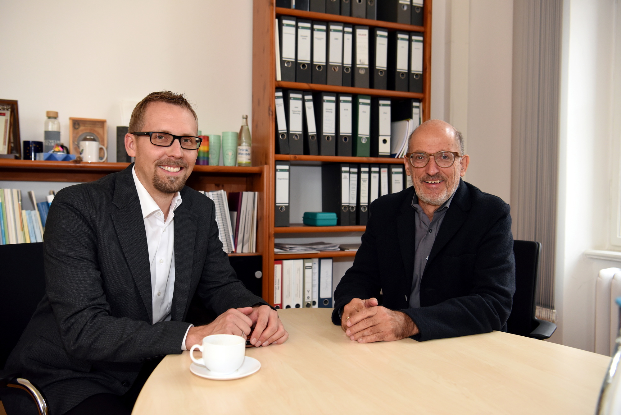 Umweltreferent Reiner Erben begrüßt Christian Brockmann (links), den neuen Betriebs- und Werkleiter des Eigenbetriebs der Abfallwirtschaft- und Stadtreinigung Stadt Augsburg (AWS). Fotoquelle: Ruth Plössel / Stadt Augsburg.