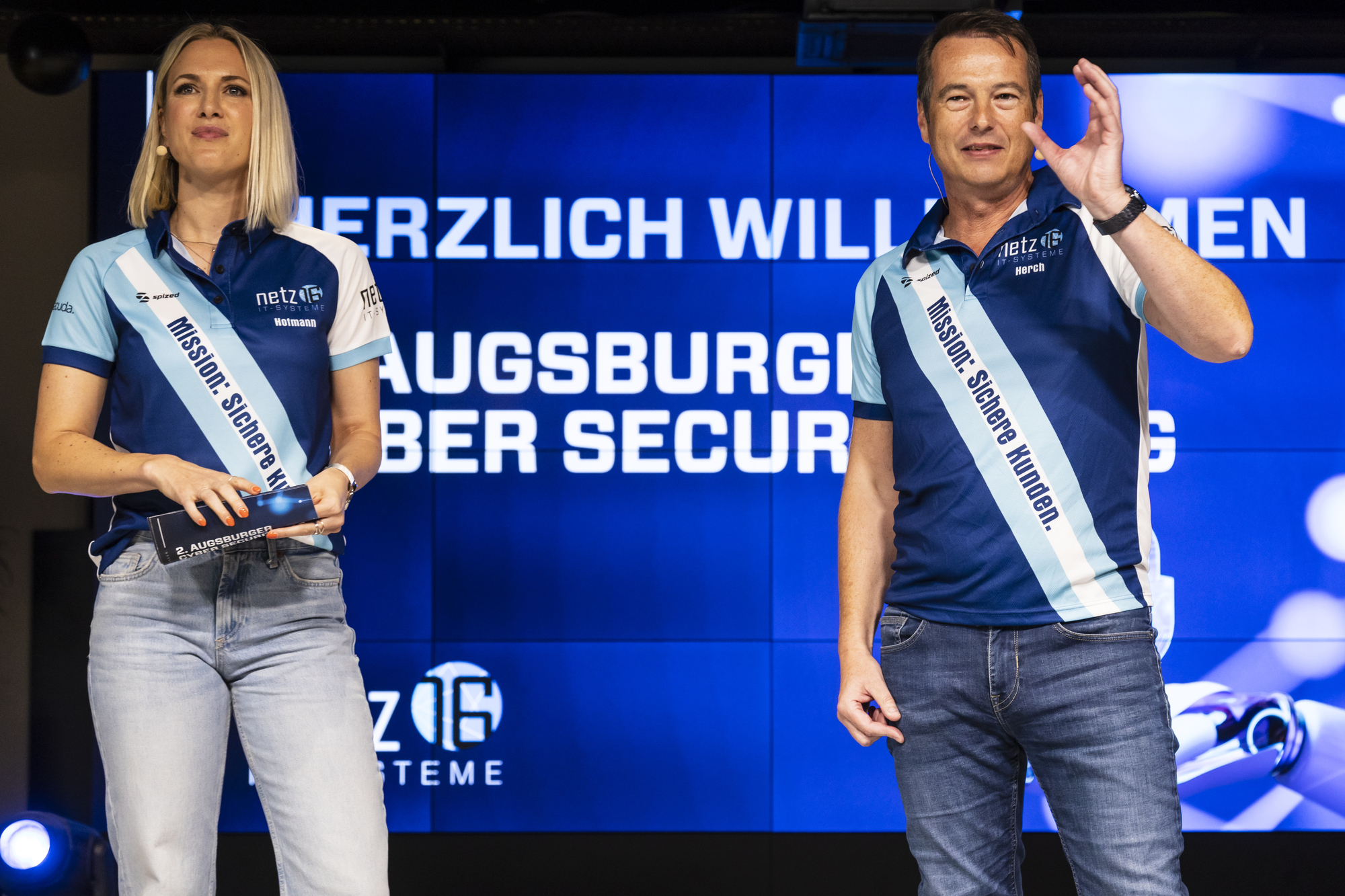 Moderatorin Ruth Hofmann und Dr. Andreas Herch, CEO der Netz16 Gruppe, begrüßten zum 2. ACST. Bildquelle: Netz16 GmbH