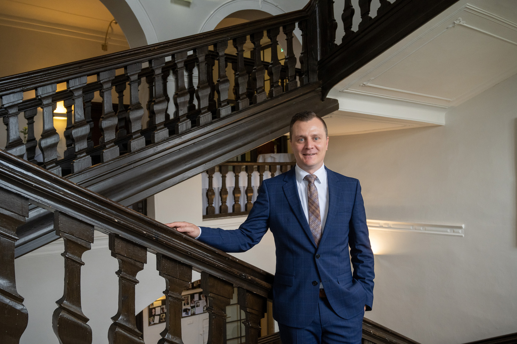 Hotelleiter Dominik Schmid zeigt sich sichtlich stolz auf die modernisierten Zimmer. Copyright: Andreas Rehkopp