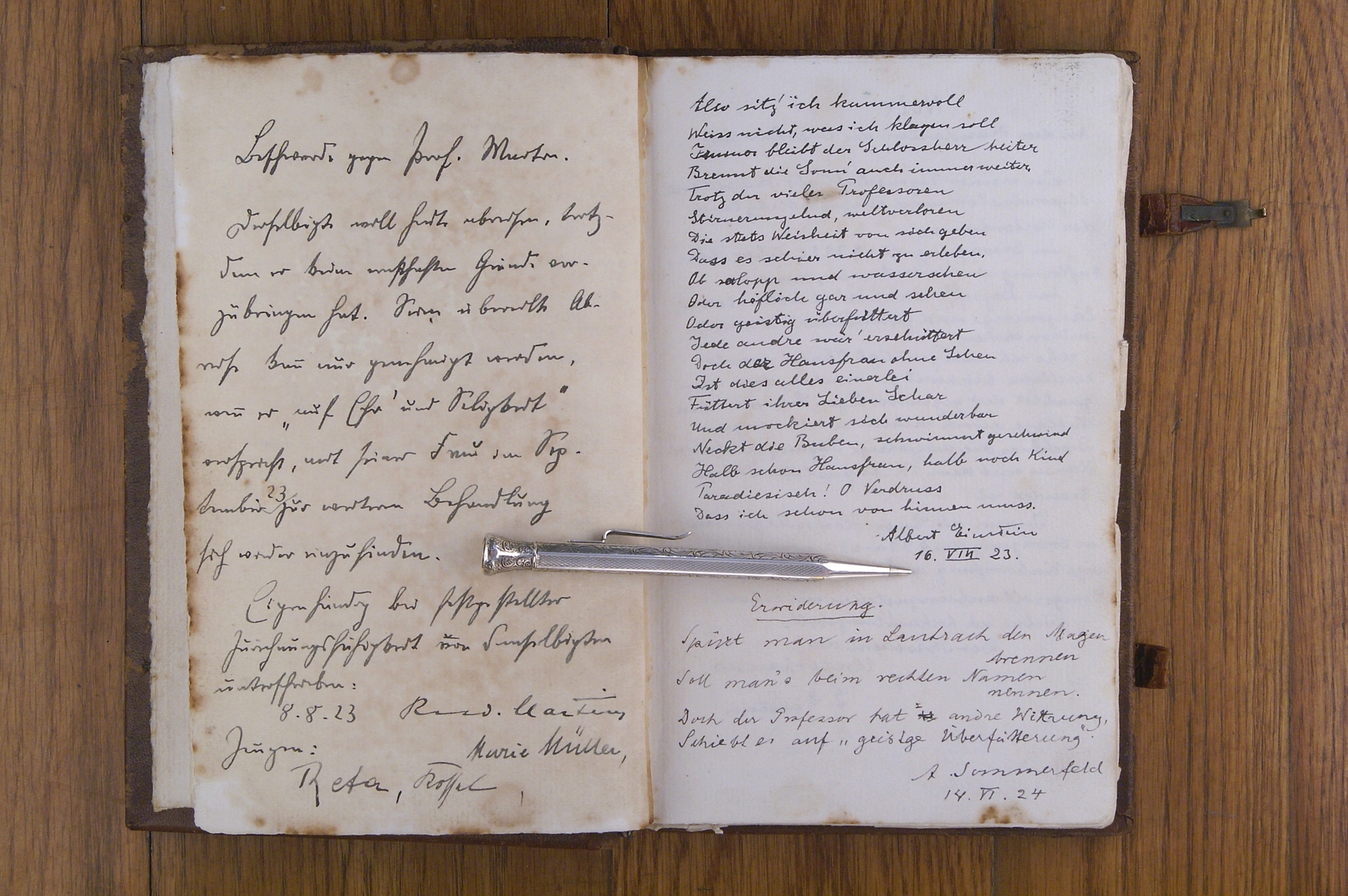 1923 verewigte sich Albert Einstein im Gästebuch von Schloss Lautrach mit den Worten: „Paradiesisch! O Verdruss, dass ich schon von hinnen muss." Copyright: Andreas Rehkopp
