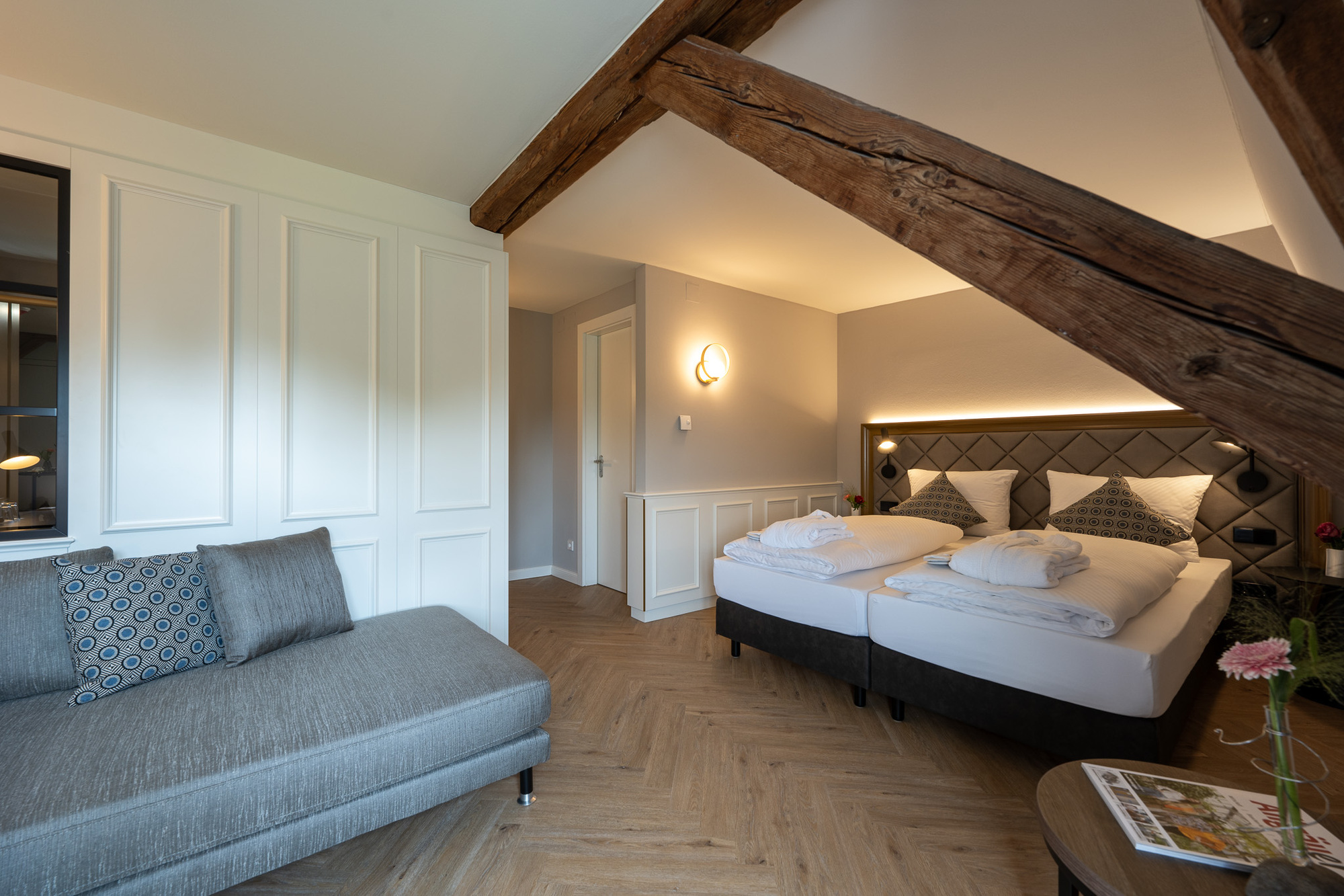 Die renovierten Zimmer verbinden modernen Komfort mit stilvoller Historie – unter den alten Balken, die einst berühmte Persönlichkeiten beherbergten. Copyright: Andreas Rehkopp