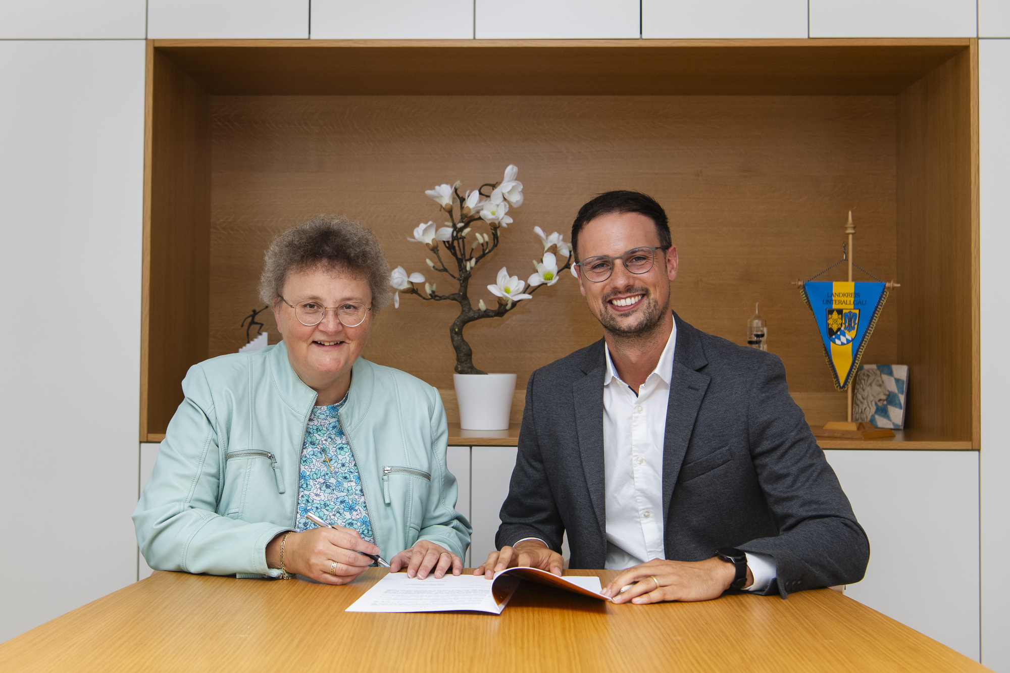Beate Ullrich, Bürgermeisterin in Wolfertschwenden, unterzeichnete am Dienstag, 20. August 2024, den Wegenutzungsvertrag offiziell im Rathaus. Rechts: Christian Windisch, Konzessionsmanagement Schwaben Netz. Fotoquelle: Guido Köninger.